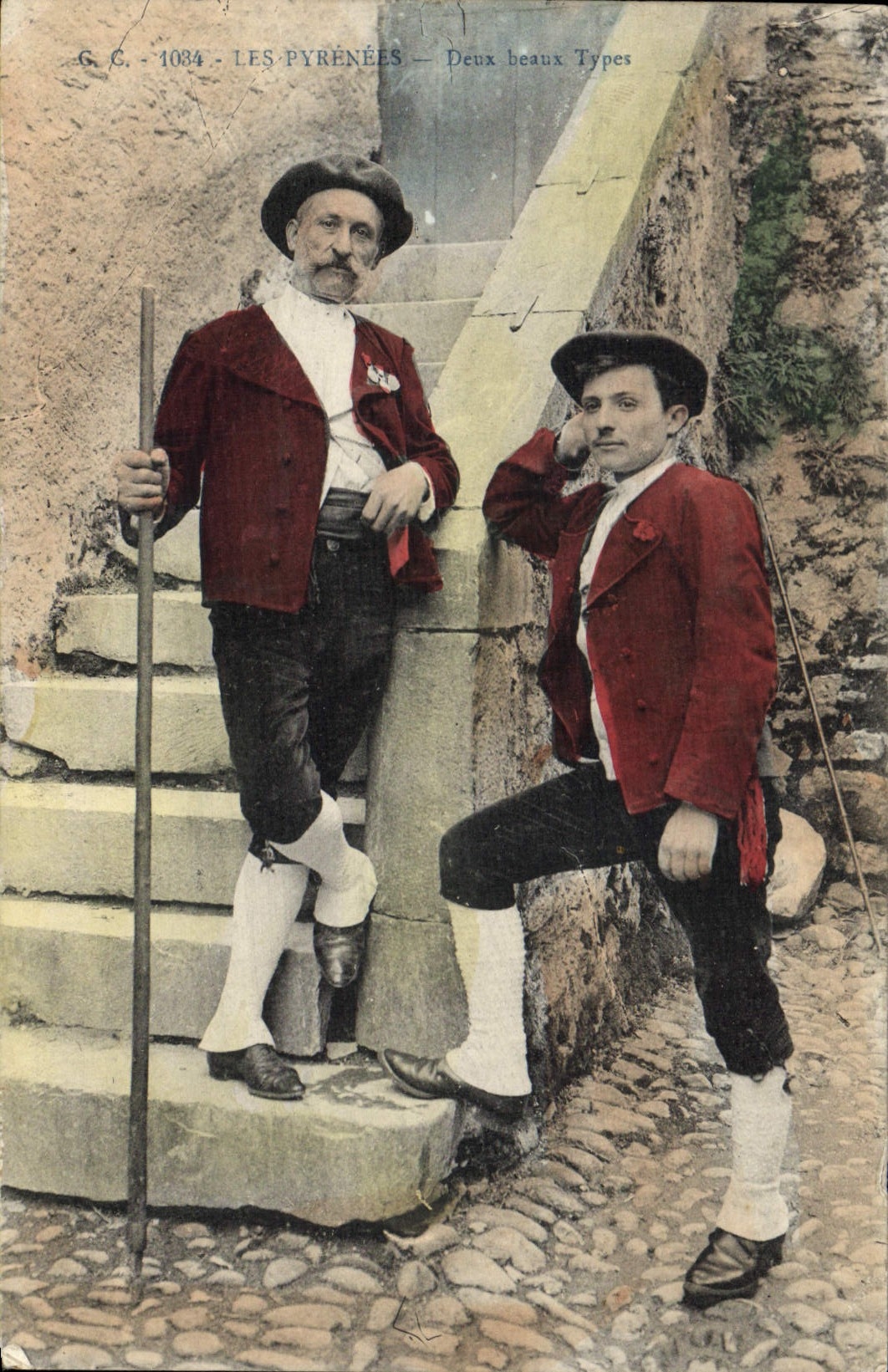 CPA Folklore Pyrenees Deux jeunes types 