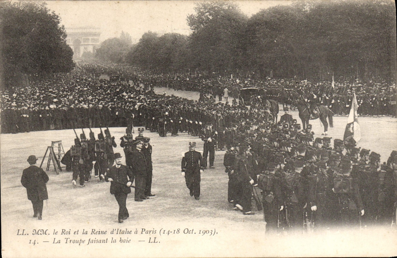CPA MM le roi et la reine d'Italie 1903 La troupe faisant la baie