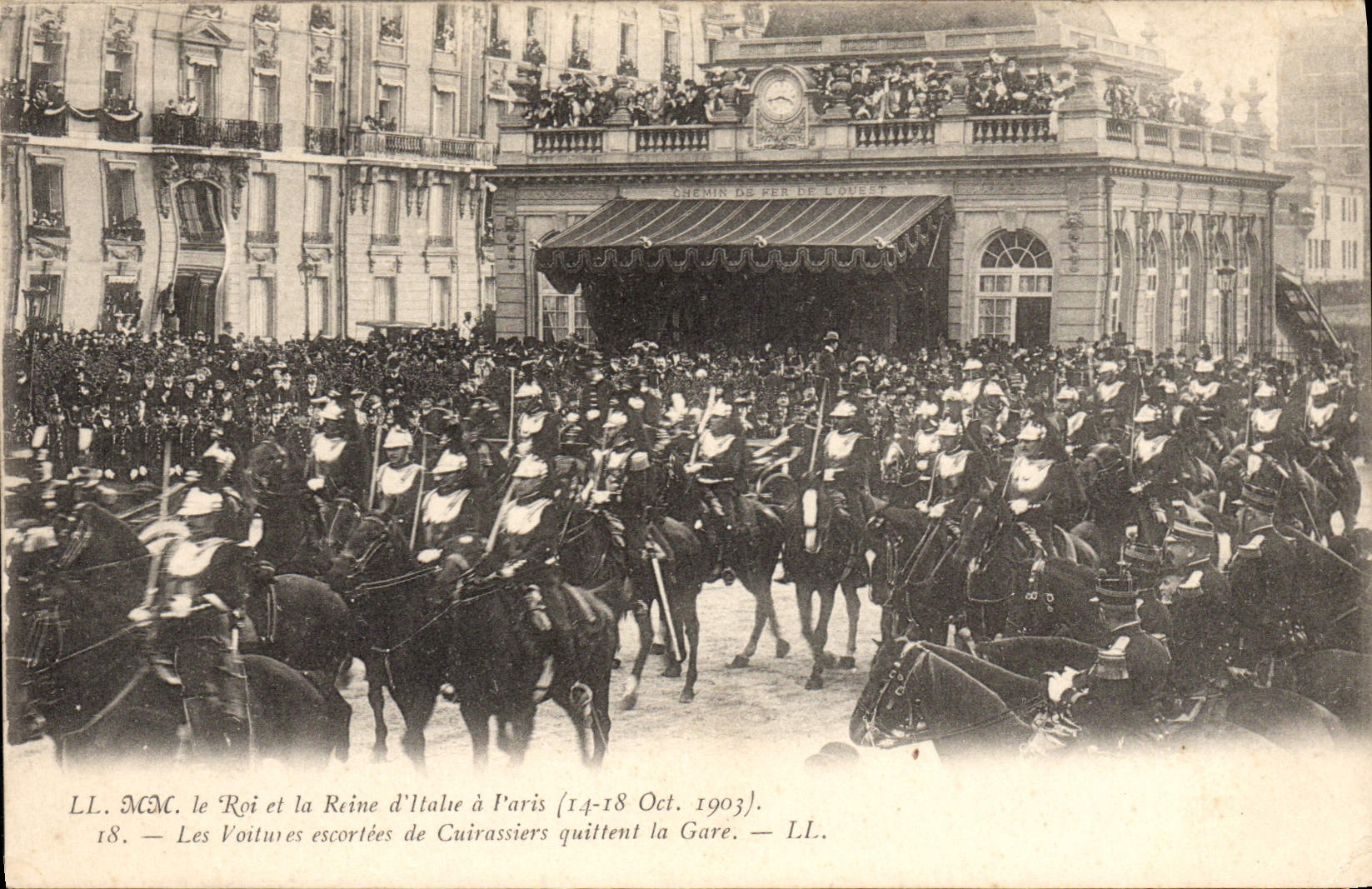 La POSTAL milímetro de la VENDIMIA el rey y la reina de Italia los 1903 escortees de los coches de coraceros sale de la estación de tren