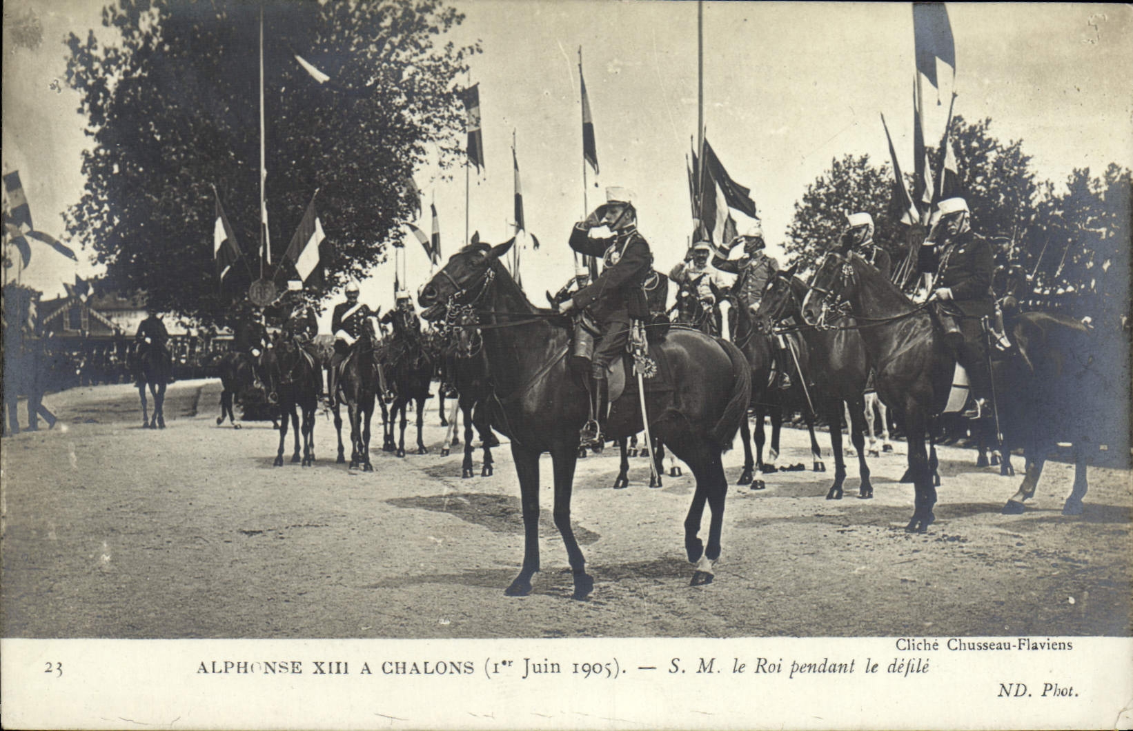 CPA Alphonse XIII a Chalons SM le Roi pendant le defile
