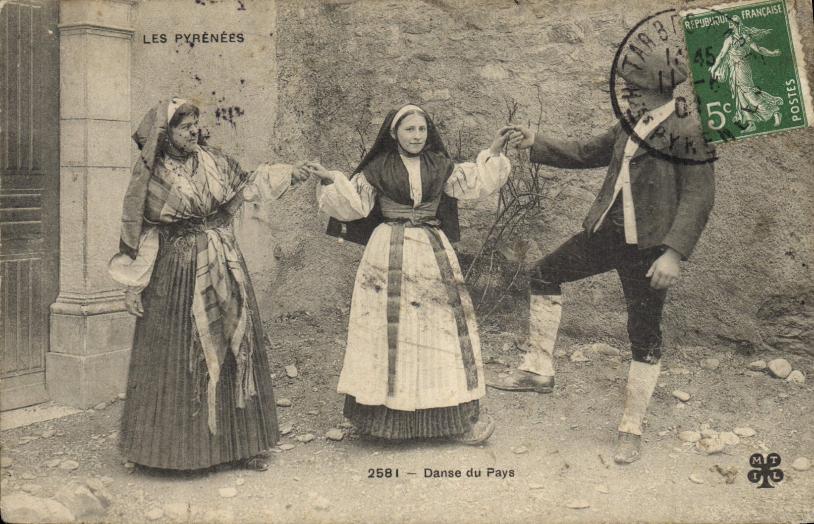 CPA Pyrenees Danse du pays Folklore