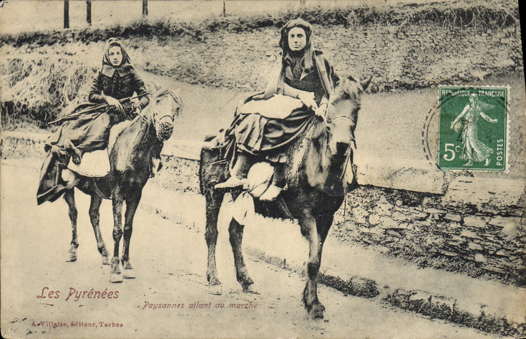 CPA Pyrenees Paysannes allant au marche Folklore