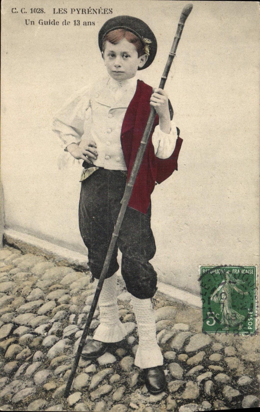 CPA Pyrenees Enfant Un guide de 13 ans Folklore