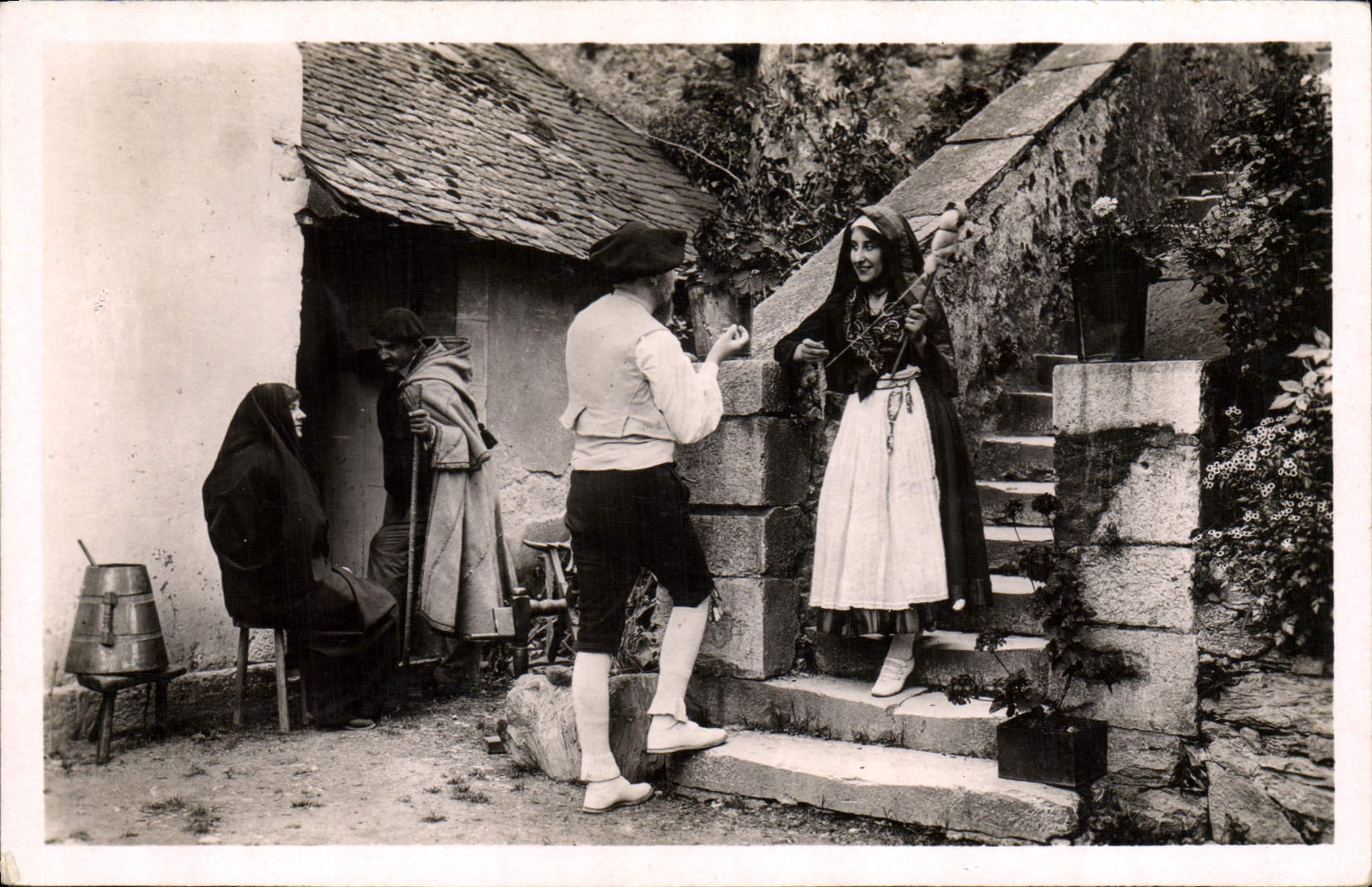 CPA Pyrenees Costumes du Musee Pyreneen du chateau Fort de Lourdes Types de la Vallee d'Ossau