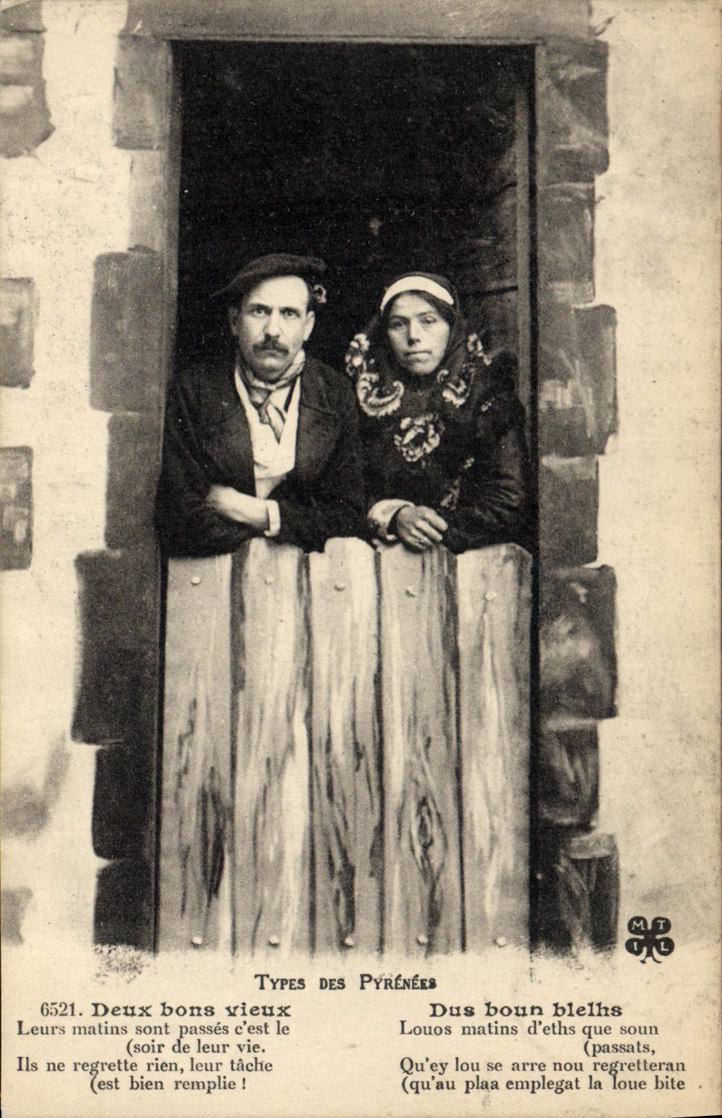 CPA Pyrenees Deux bons vieux Folklore