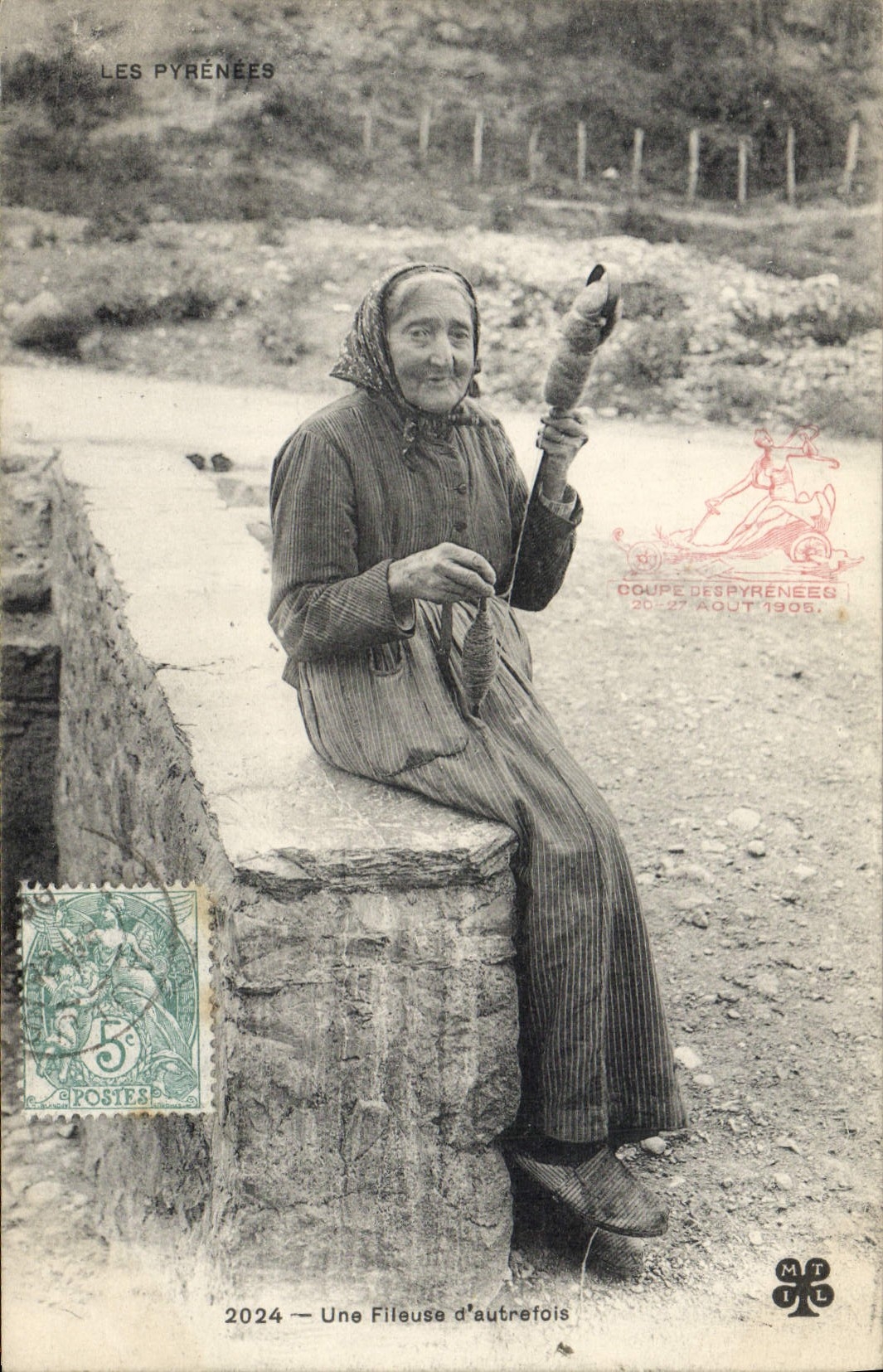 CPA Pyrenees Une fileuse d'autrefois Folklore