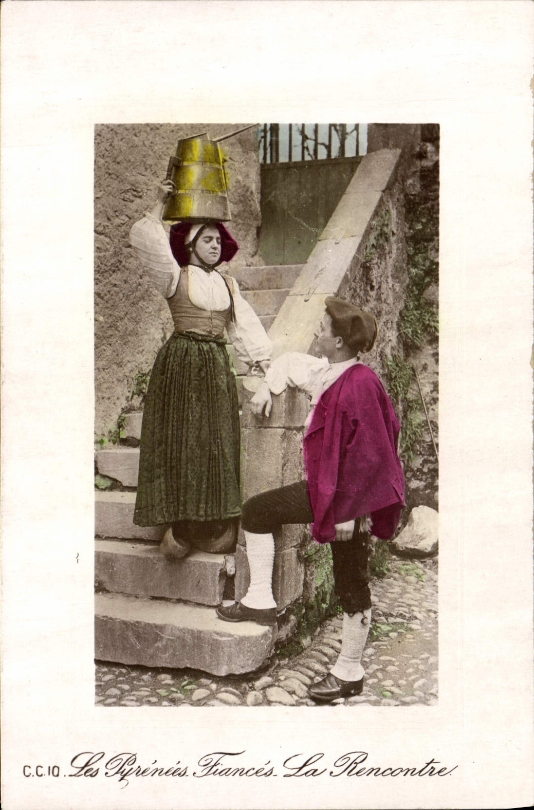CPA Pyrenees Fiances La rencontre Folklore