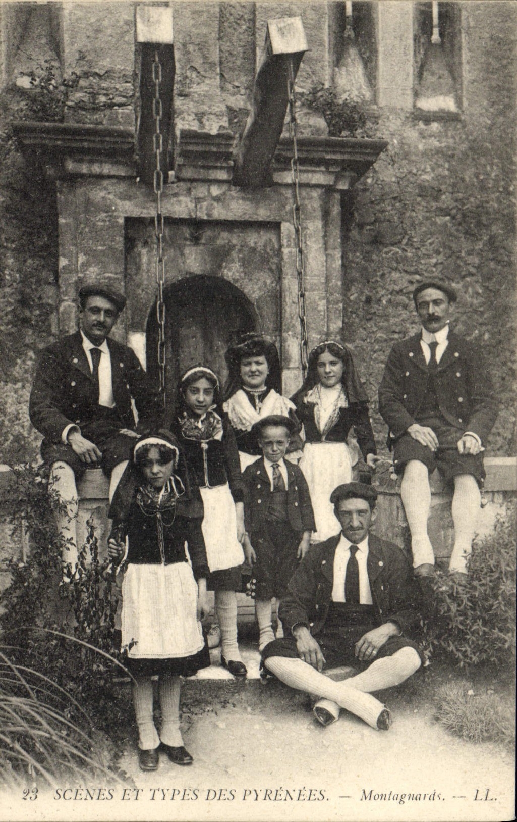 CPA Pyrenees Montagnards Folklore