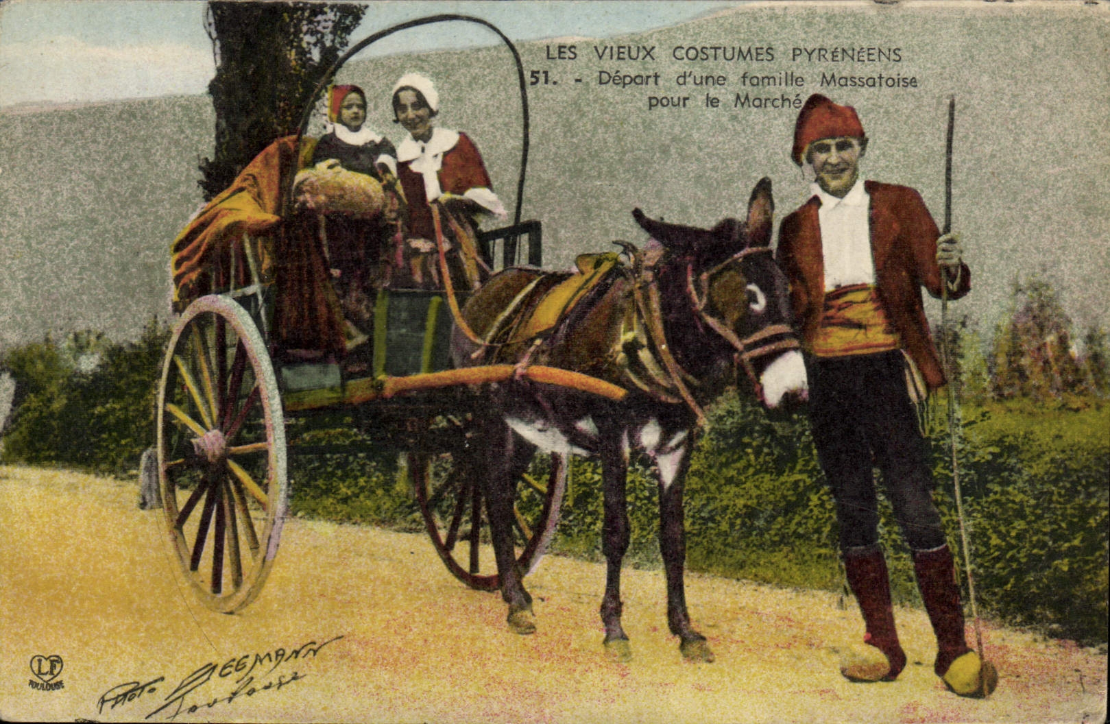 La POSTAL de la VENDIMIA el viejo hombre pirenáico de Pyrenees viste salida de una familia de Massatoise para la mula del asno del mercado