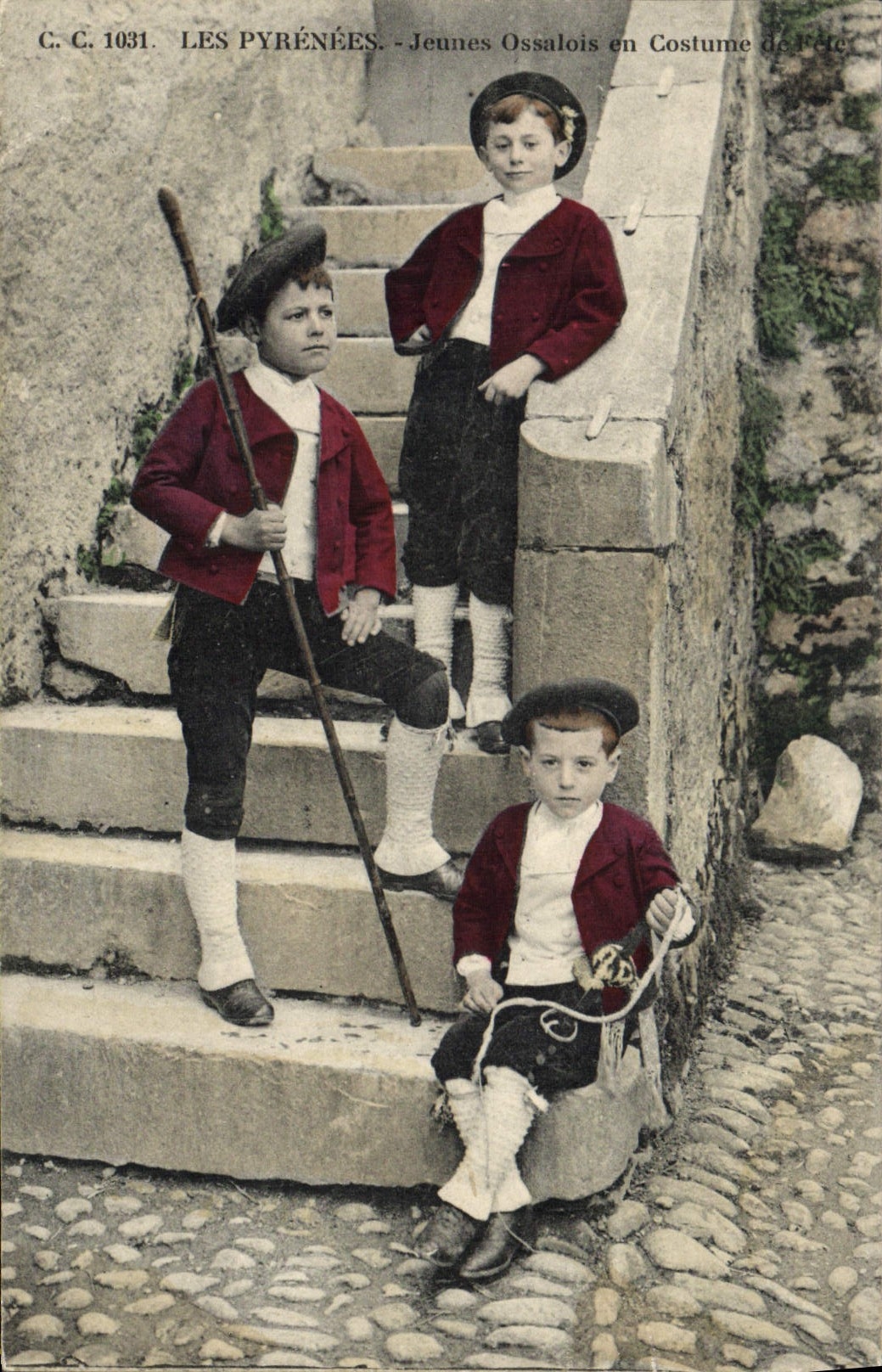 CPA Pyrenees Enfants Jeunes Ossalois en costume de fete Folklore