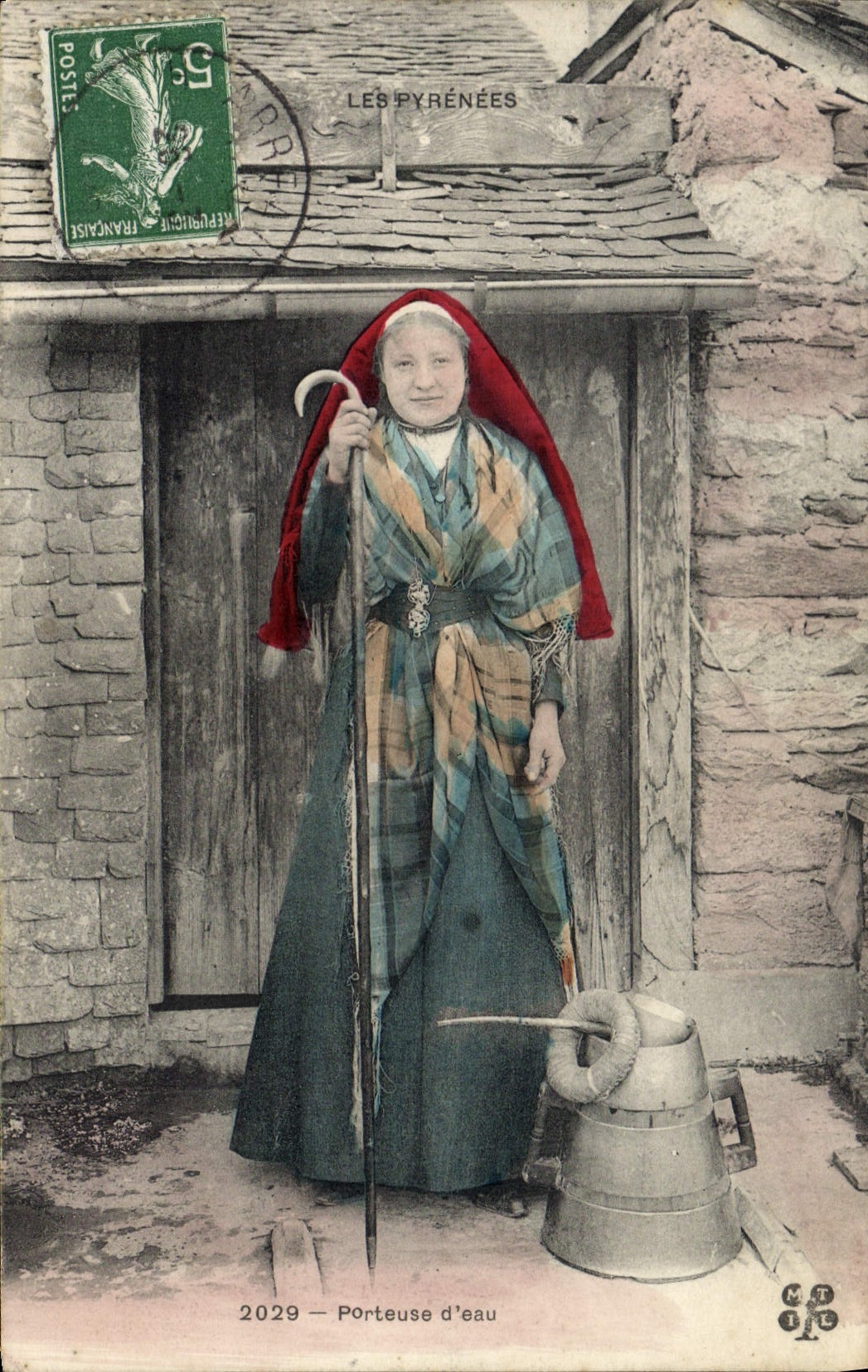 CPA Pyrenees Porteuse d'eau Folklore 