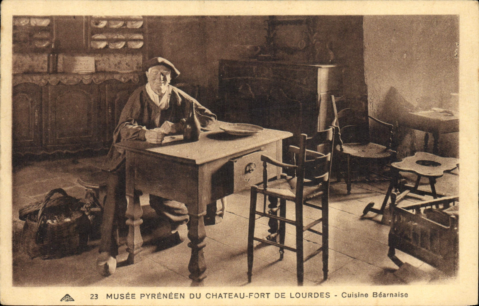 CPA Pyrenees Musee Pyreneen du chateau fort de Lourdes Cuisine Bearnaise Folklore