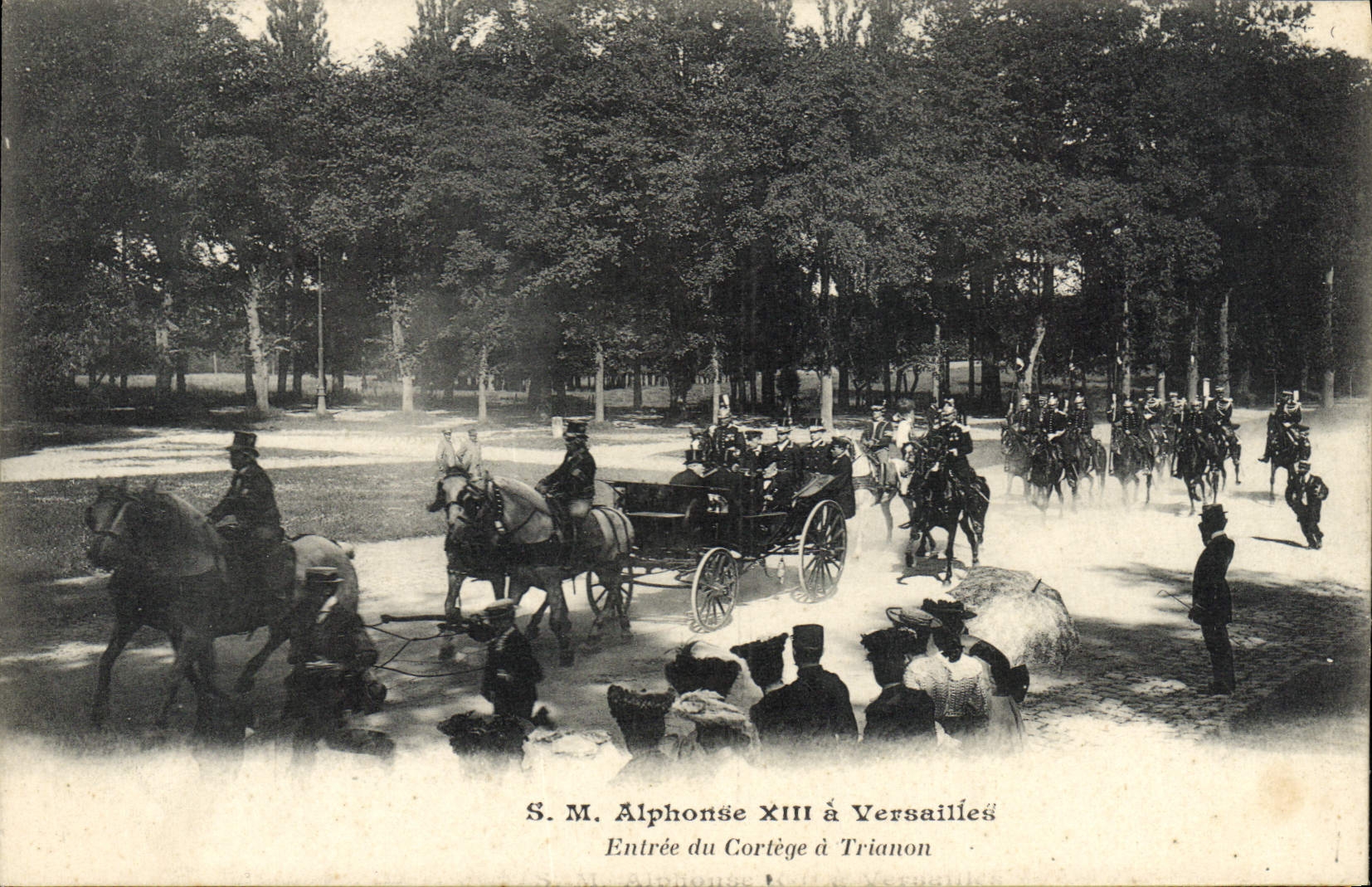 CPA SM Alphonse XIII a Versailles Entree du cortege a Trianon 