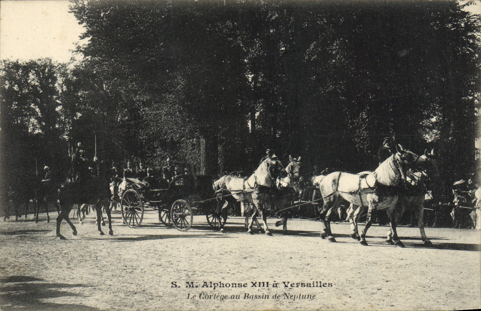 VINTAGE POSTCARD SM Alphonse XIII has Versailles the procession with the basin of Neptune
