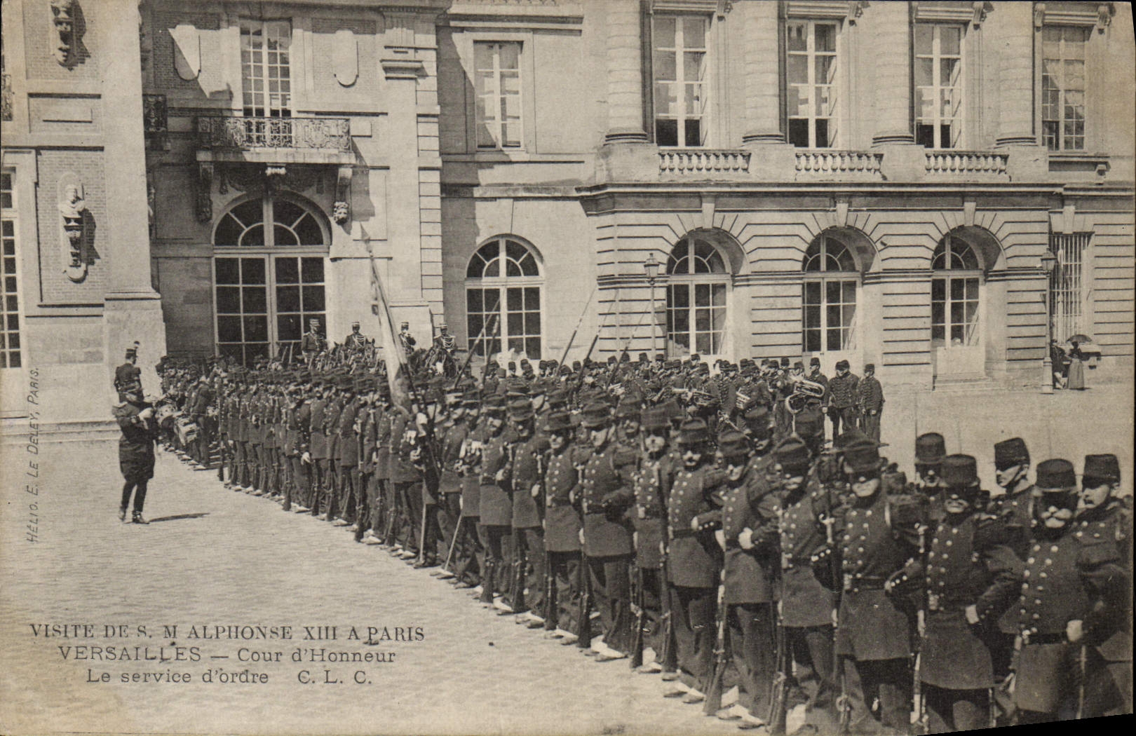 VINTAGE POSTCARD SM Visite Alphonse XIII has Paris Versailles Main courtyard the service of order