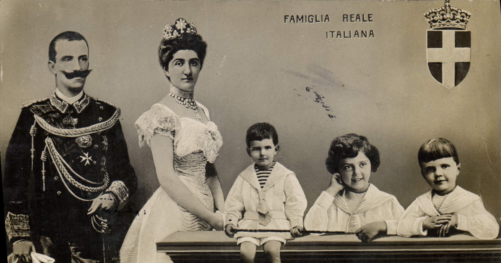VINTAGE POSTCARD Famiglia Reale d' Italia