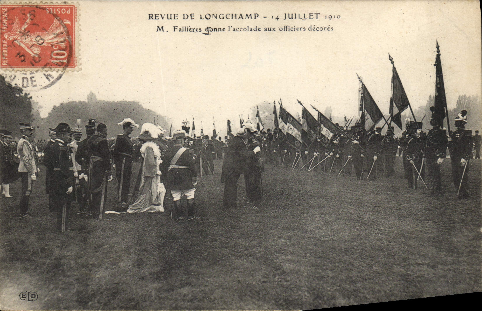 CPA Revue de Longchamp 14 juillet 1910 M Fallieres donne l'accolade aux officiers decores