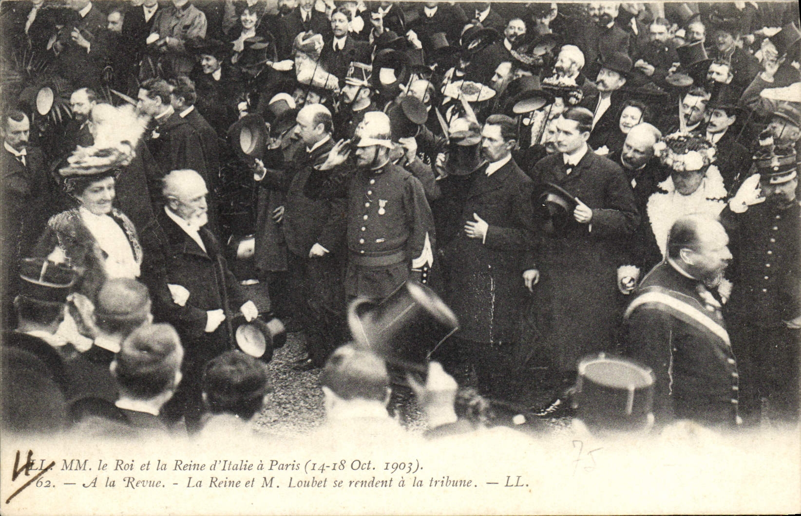 CPA Les souverains d'Italie a Paris A la revue La reine et M Loubet se rendent a la tribune
