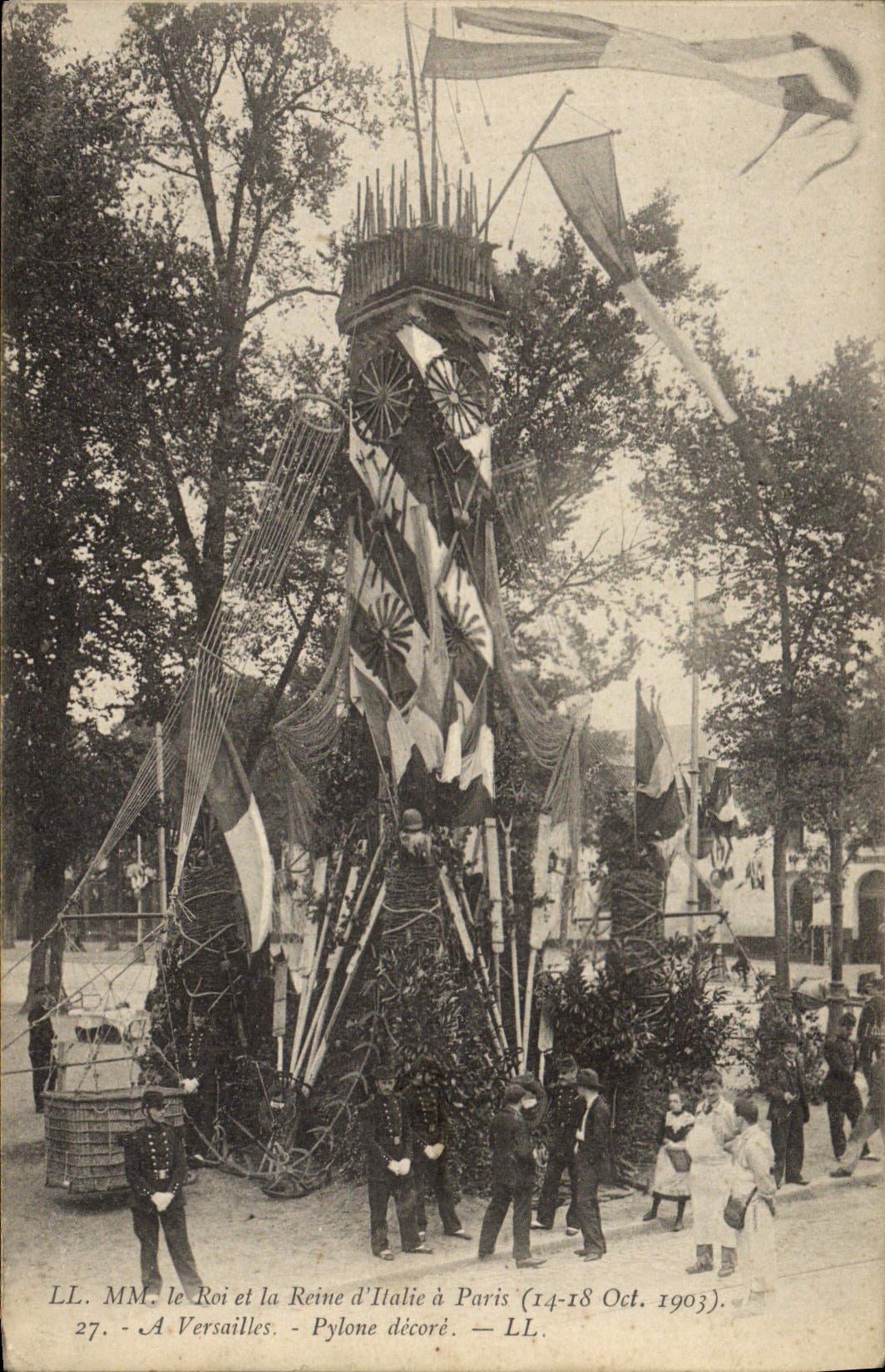 CPA Les souverains d'Italie a Paris Le roi et la reine d'Italie A Versailles Pylone decore 