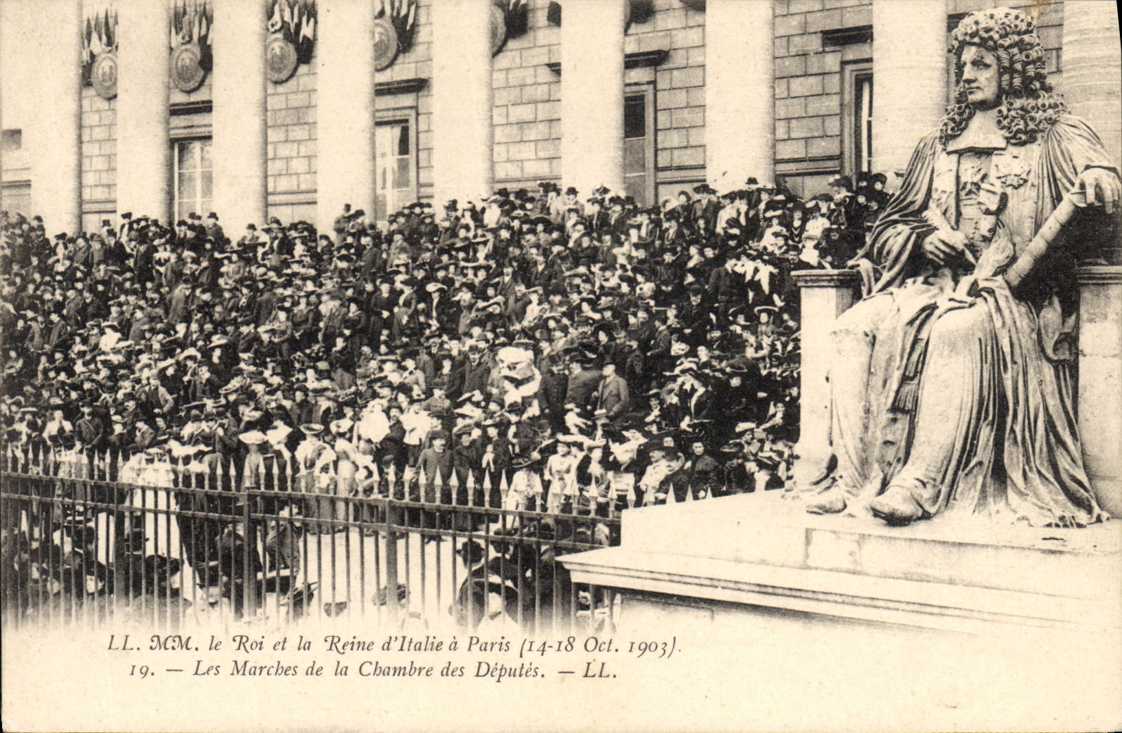 CPA Les souverains d'Italie a Paris Les marches de la chambre des deputes 