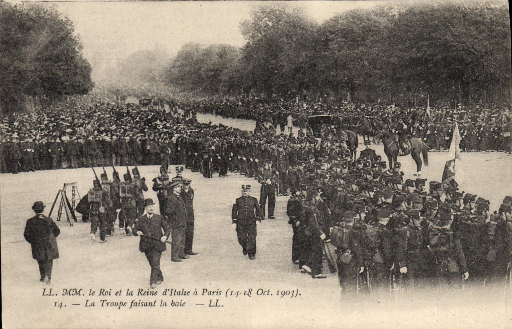 VINTAGE POSTCARD the sovereigns of Italy has Paris the troop making bay