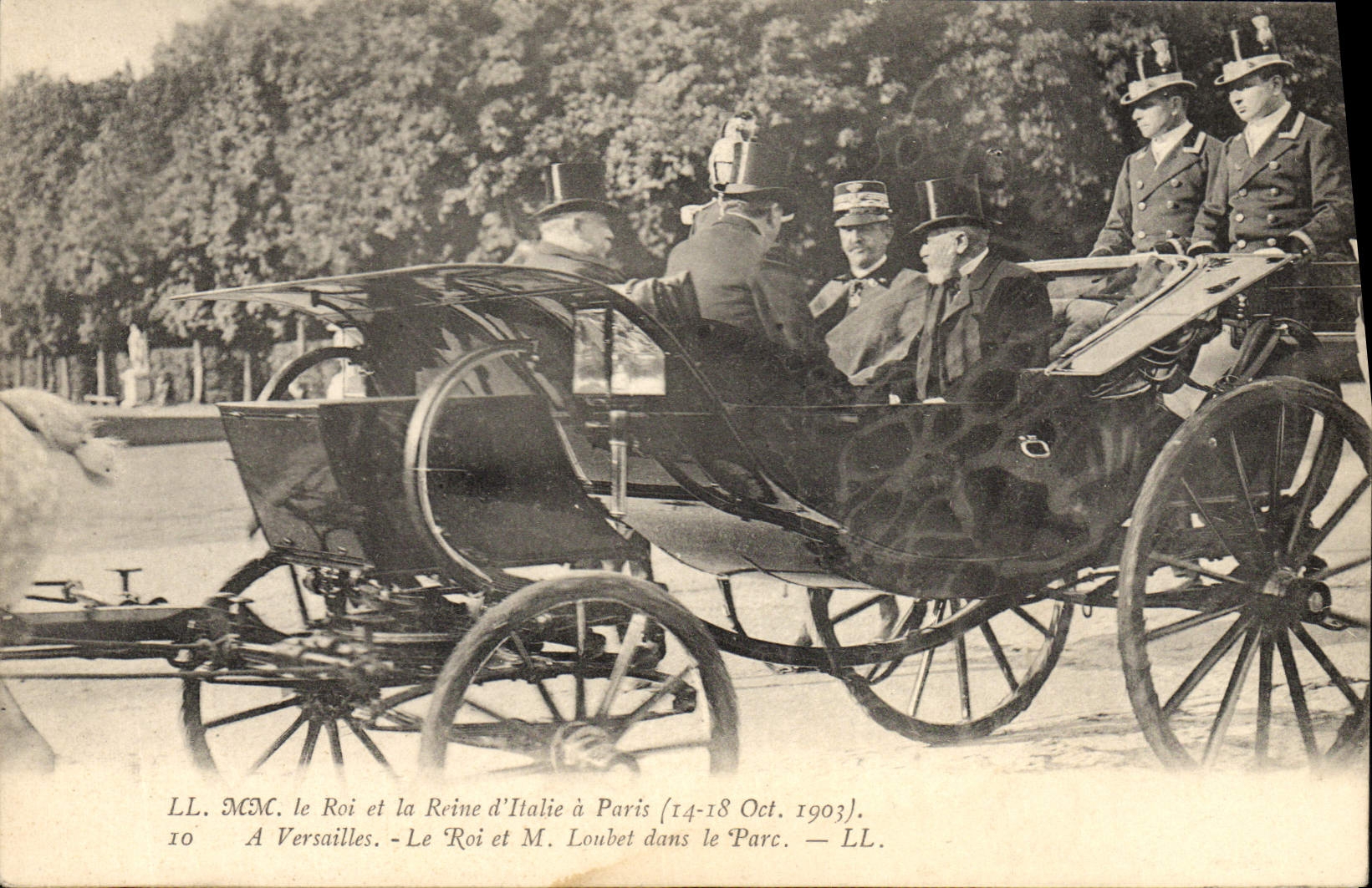 CPA Les souverains d'Italie a Paris A Versailles Le roi et M Loubet dans le parc