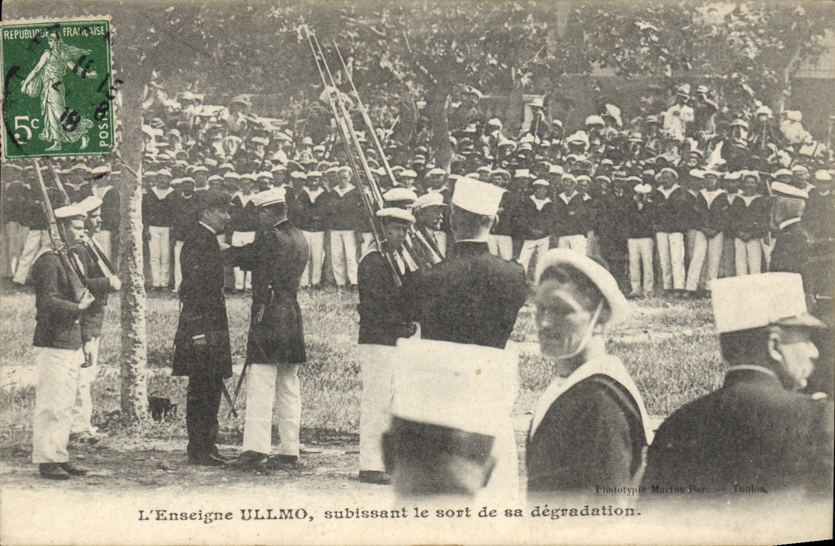 CPA L'enseigne Ullmo subissant le sort de sa degradation 