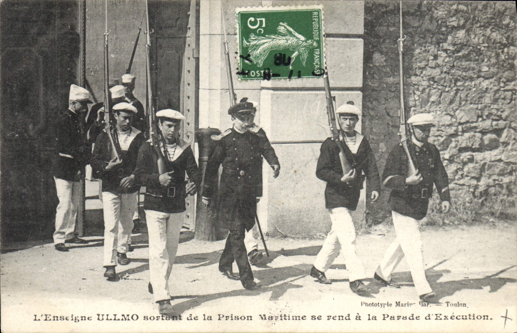 VINTAGE POSTCARD outgoing the Ullmo ensign of the maritime prison goes to the parade execution