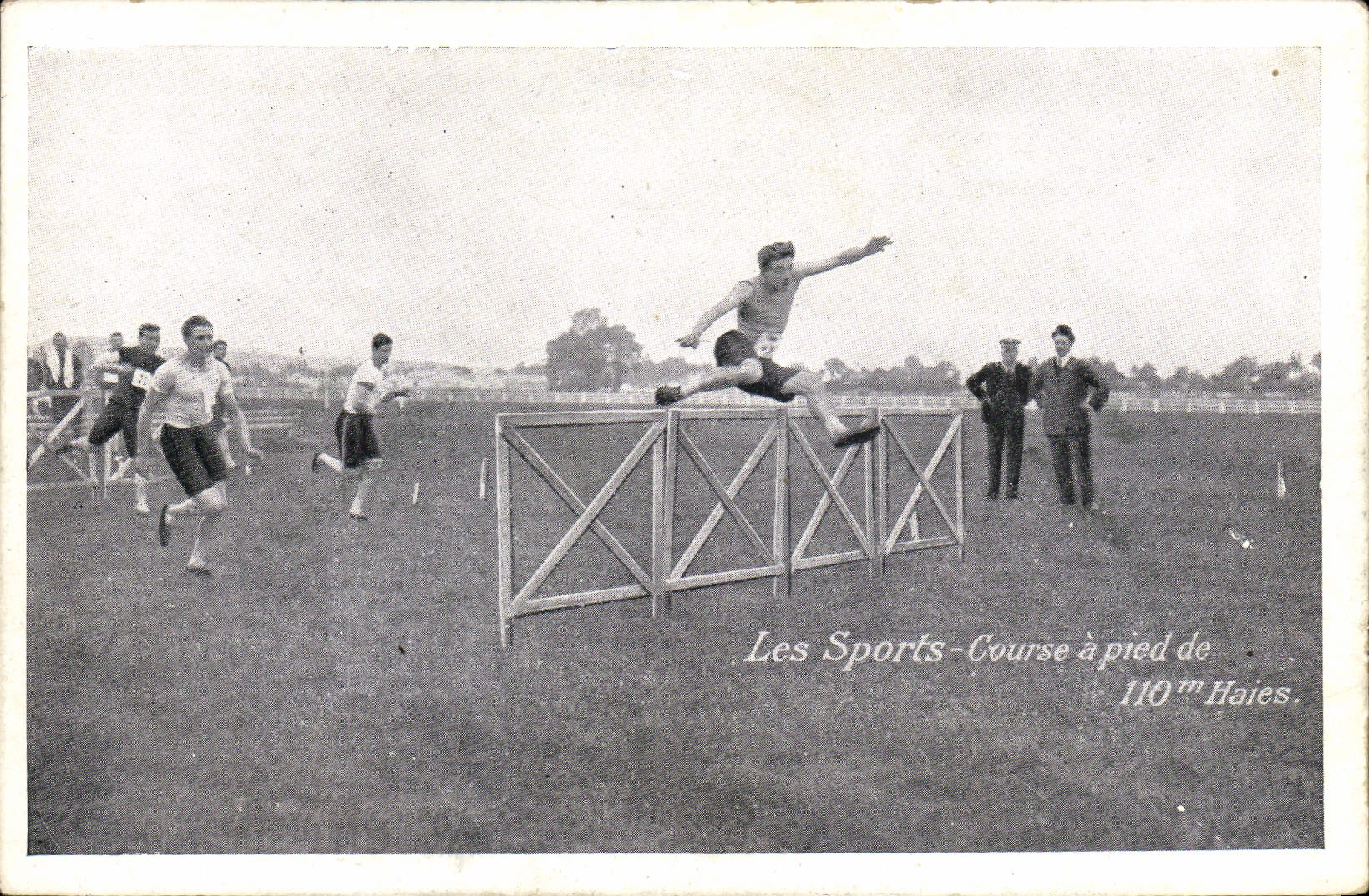 CPA Les sports Course a pied de 110m haies
