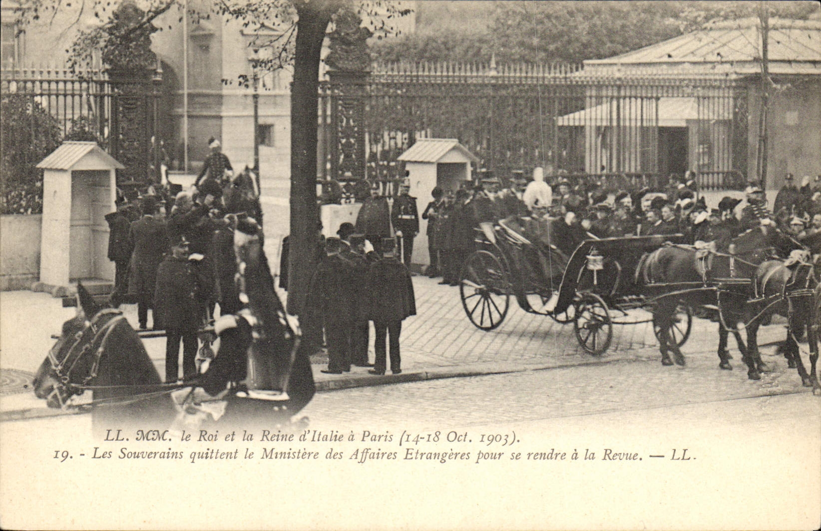 CPA MM le Roi d'Italie et la reine a Paris 1903 Les souverains quittent le Ministere des Affaires Etrangeres