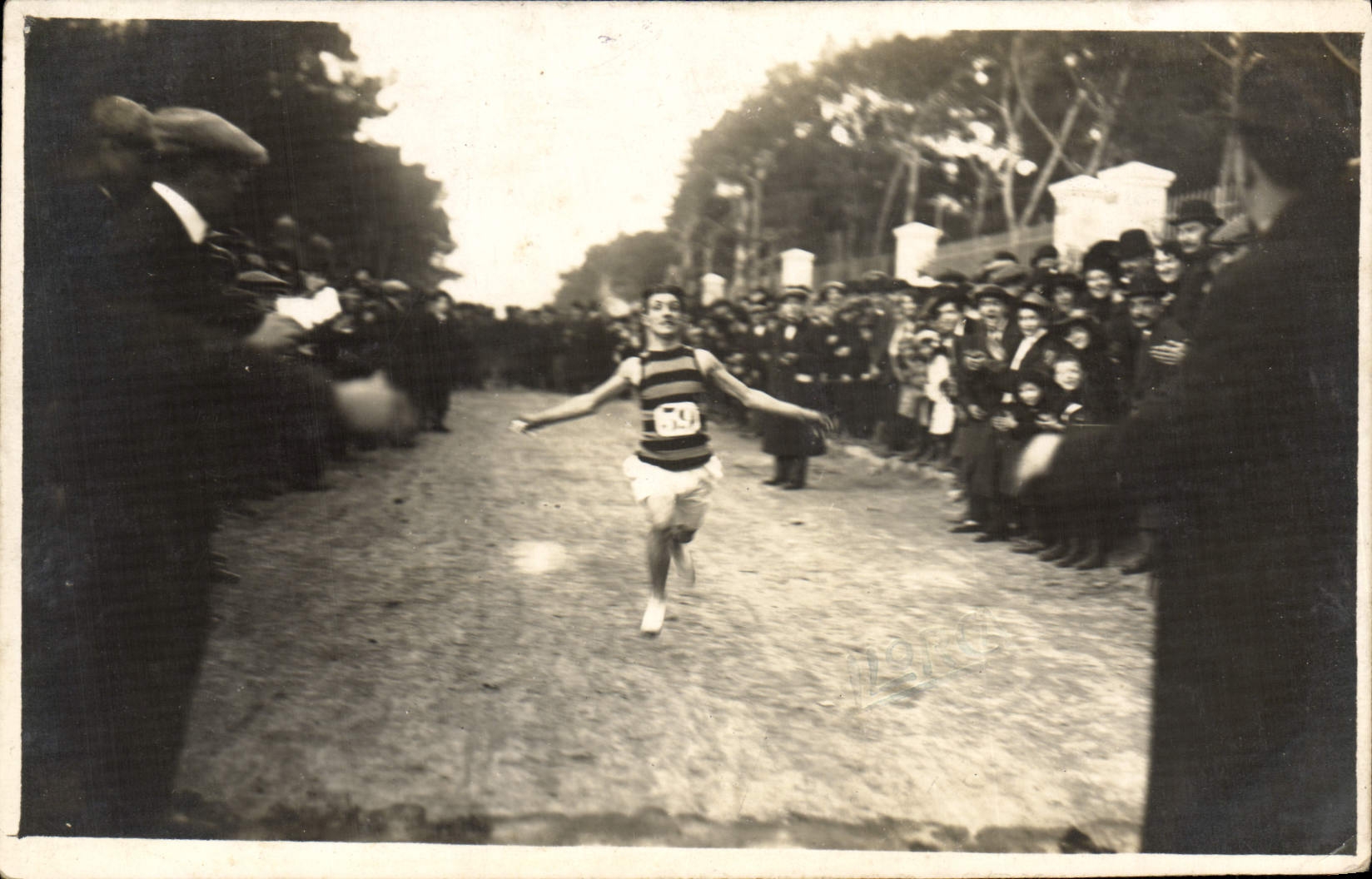 CARTE PHOTO Athletisme Coureur a pied