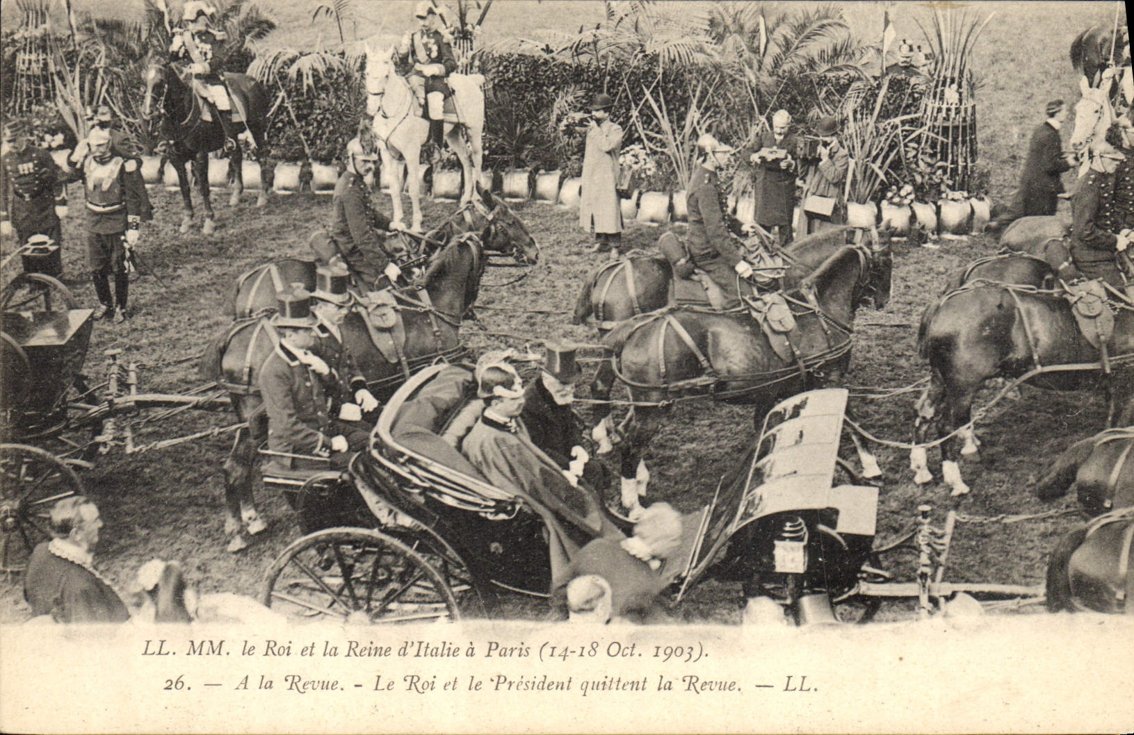 CPA Le roi et la reine d'Italie a Paris A la revue Le roi et le president quittent la revue