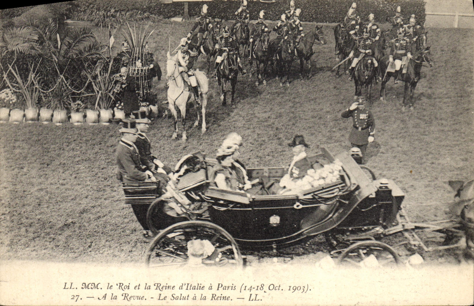 CPA Le roi et la reine d'Italie a Paris A la revue Le salut a la reine