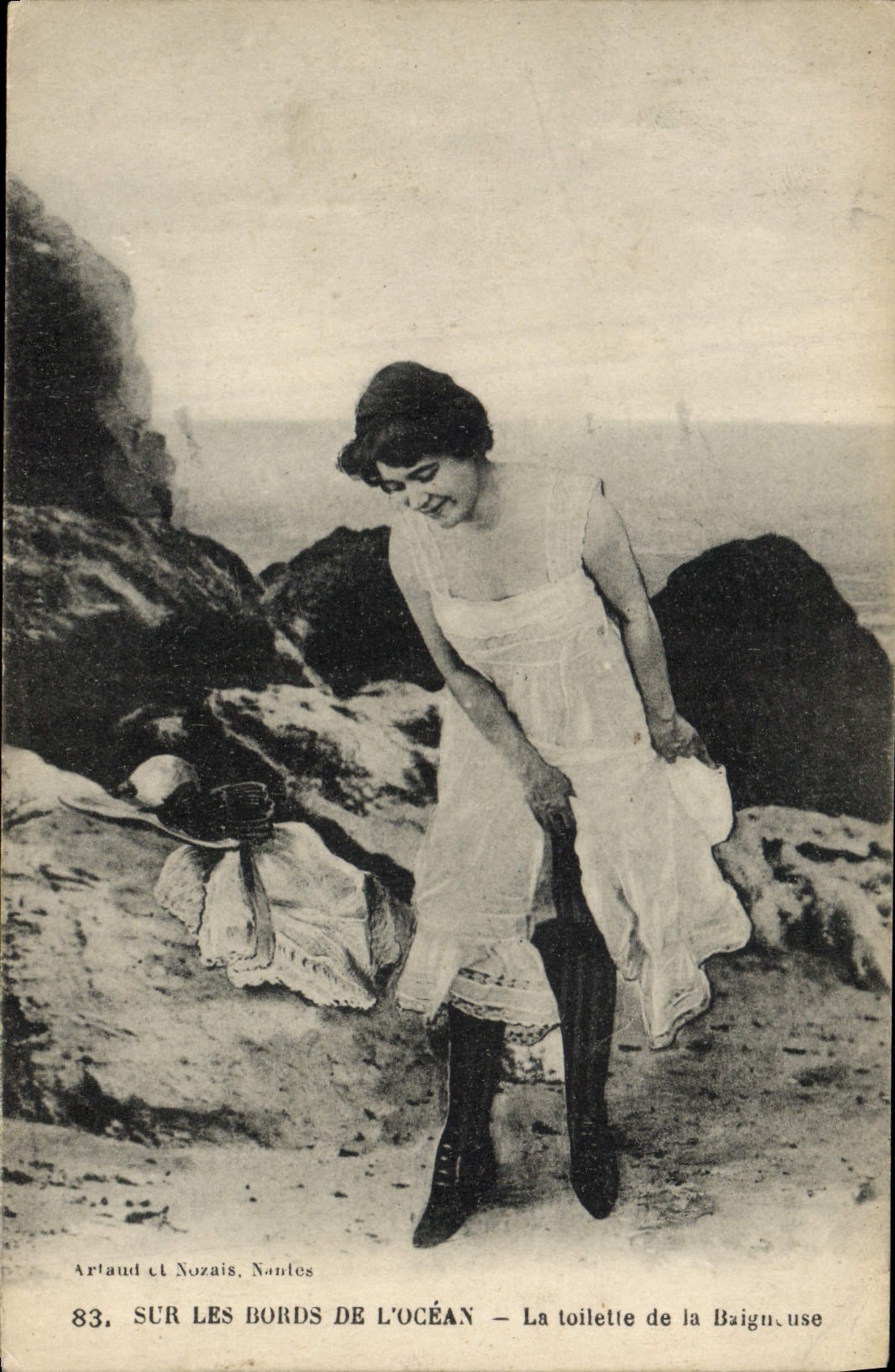 VINTAGE POSTCARD Fantasy Bathing suit Woman On the edges of the Ocean the toilet of the bather