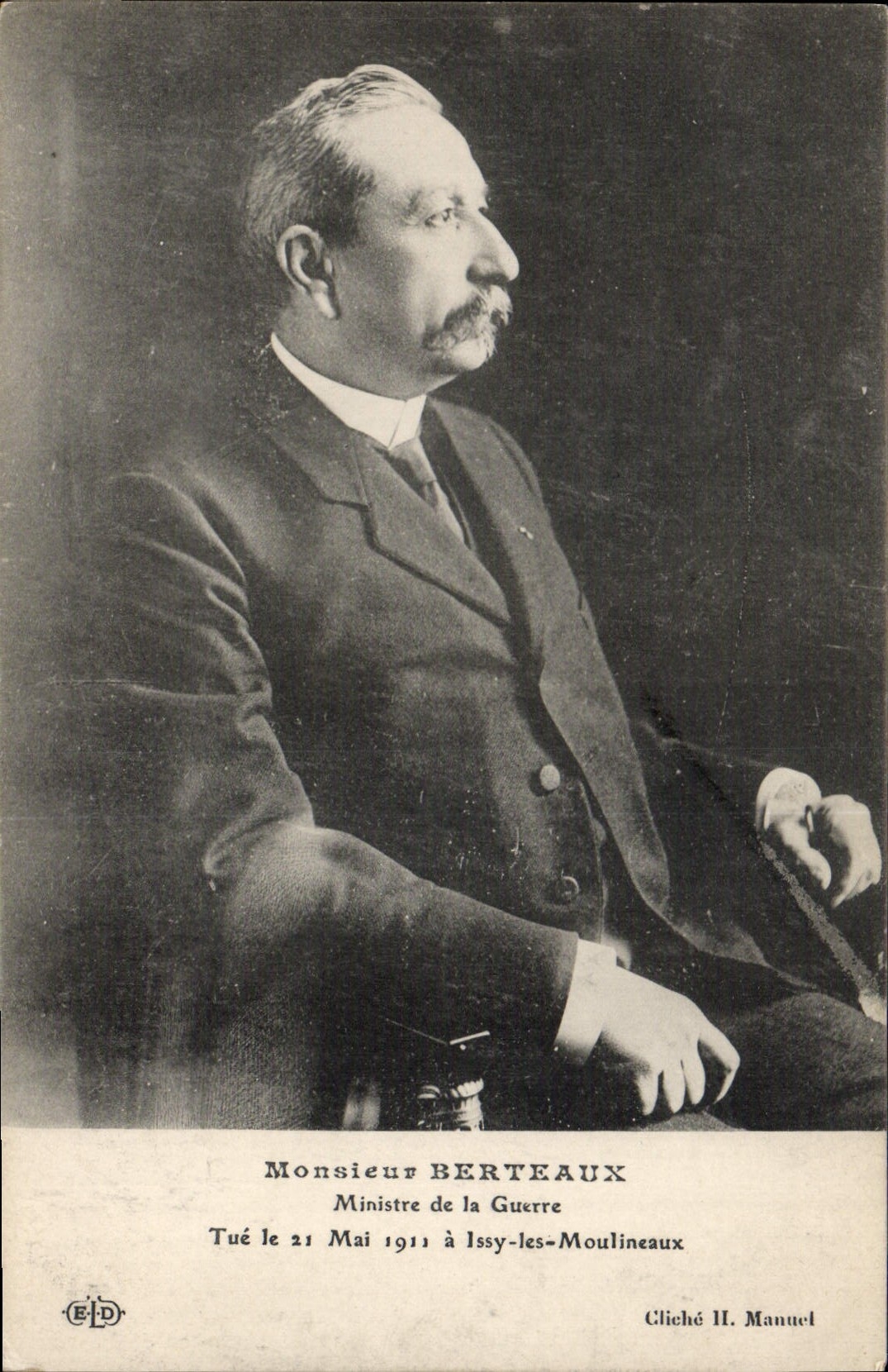 CPA Monsieur Berteaux Ministre de la Guerre Tue a Issy les Moulineaux