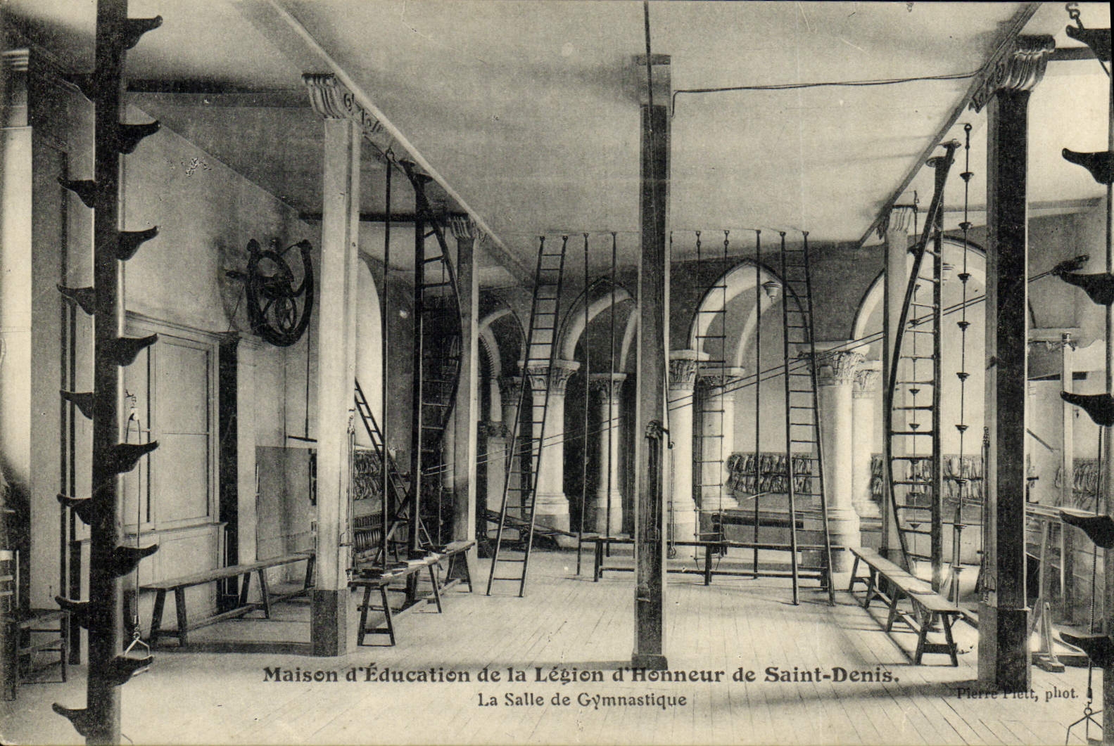 VINTAGE POSTCARD Maison of education of the legion of honor has Saint Denis the room of gymnastics