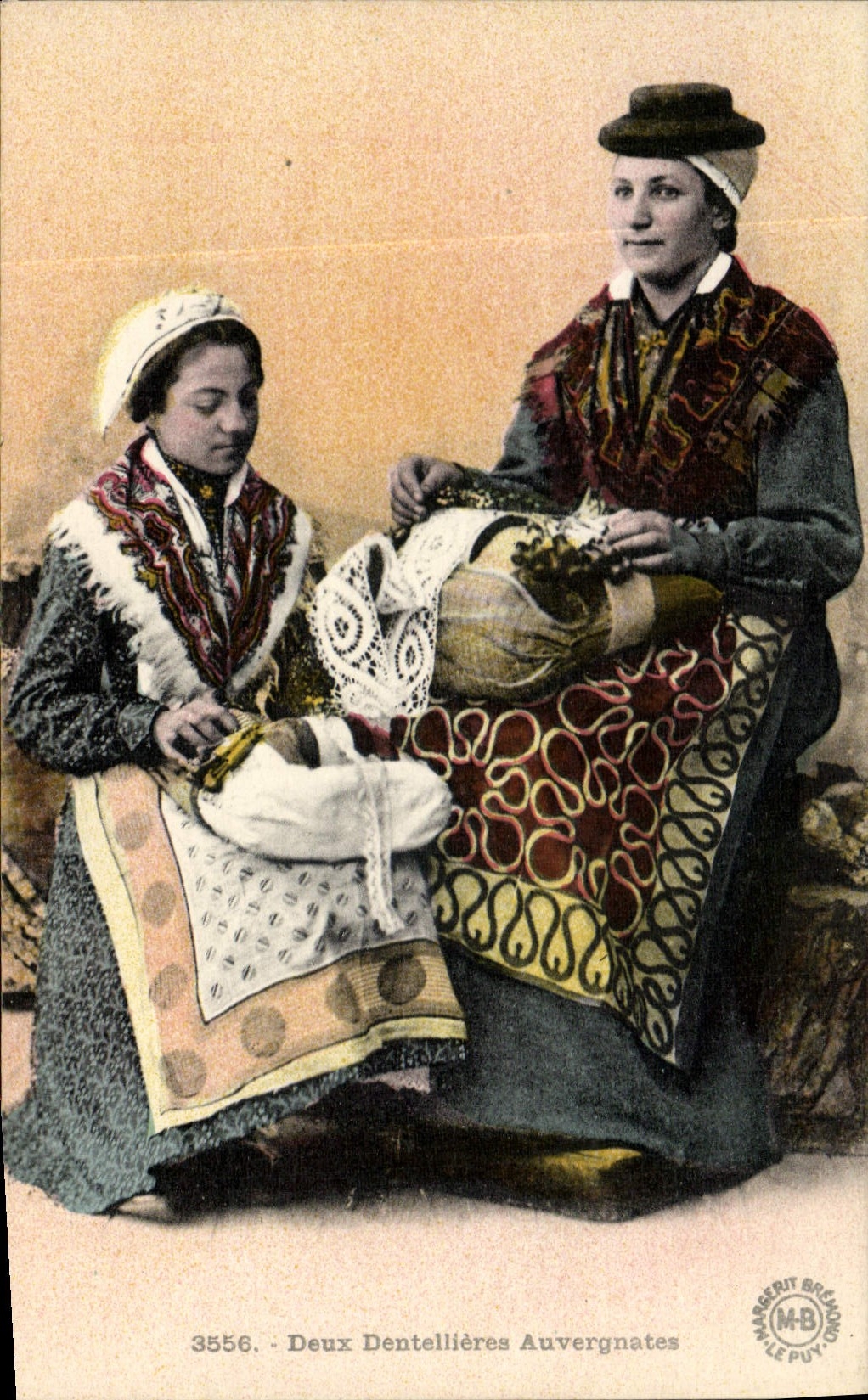 CPA Folklore Auvergne Deux dentellieres Auvergnates