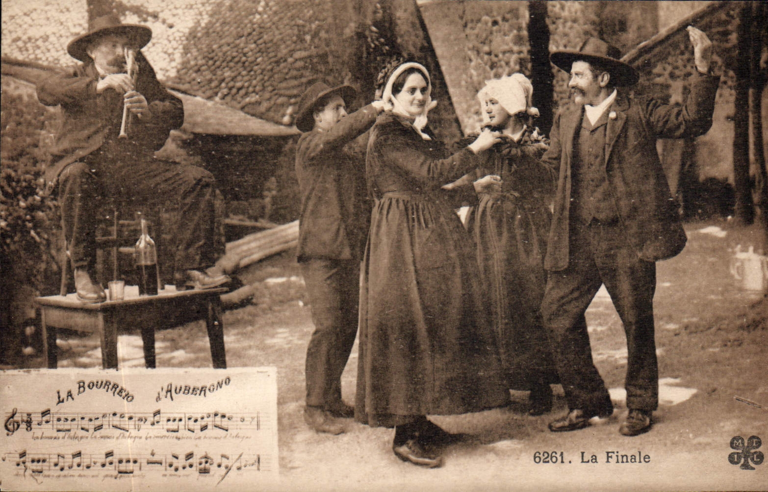 CPA Folklore Auvergne La Bourree