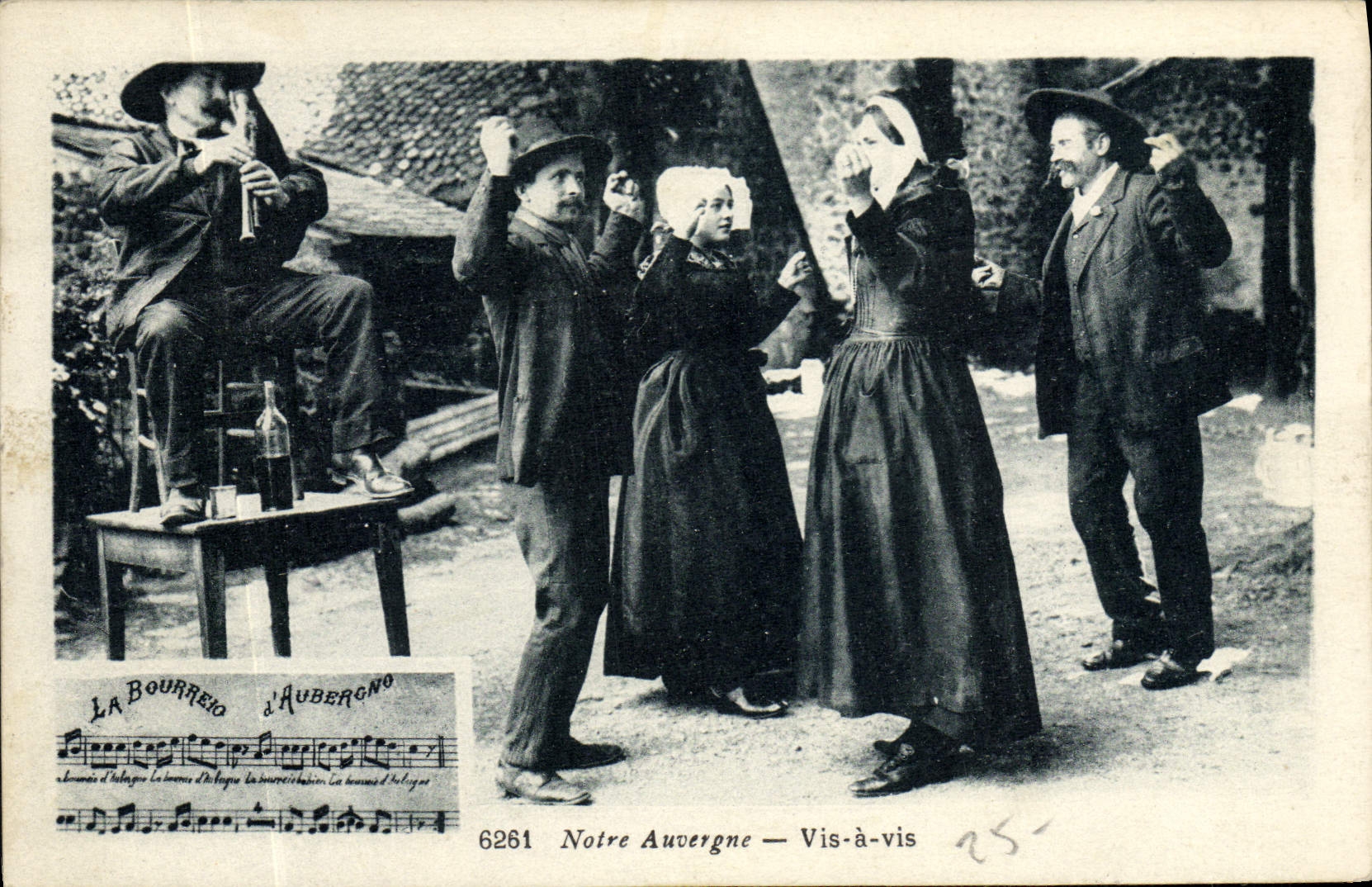 CPA Folklore Auvergne la bourree