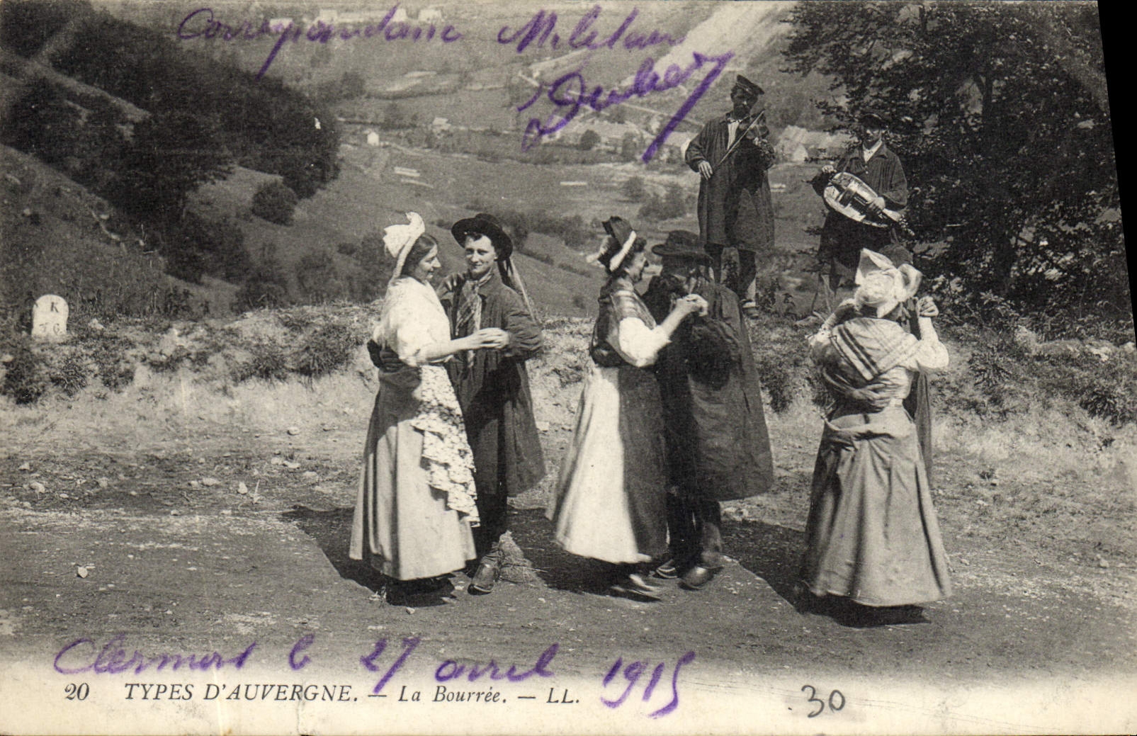 CPA Folklore Auvergne La bourree