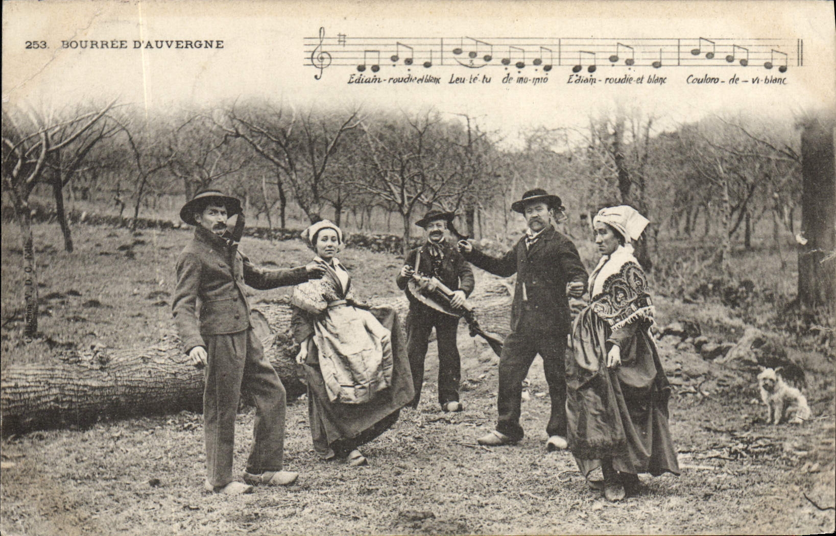 CPA Folklore Auvergne La bourree