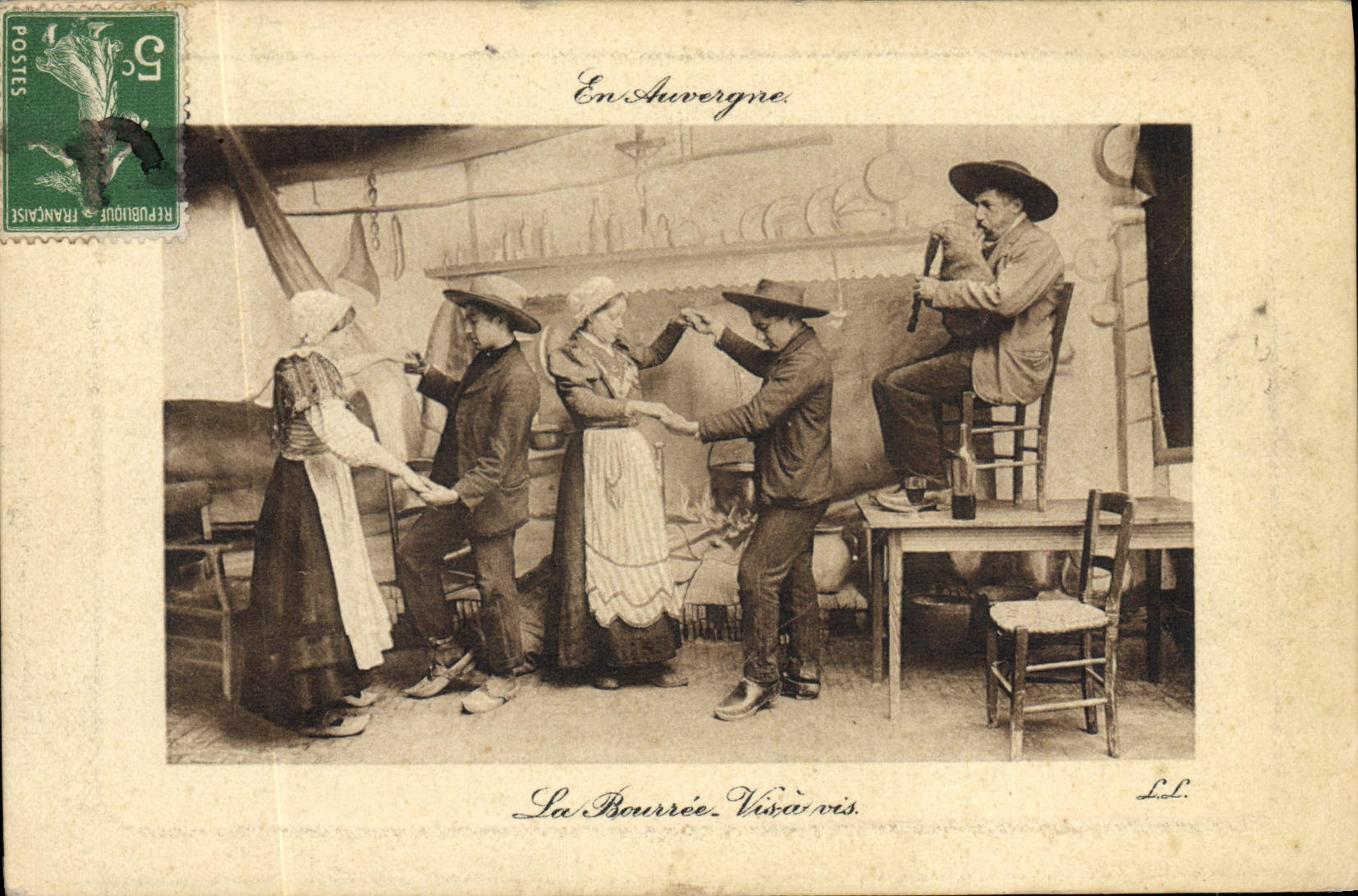 CPA Folklore Auvergne La bourree