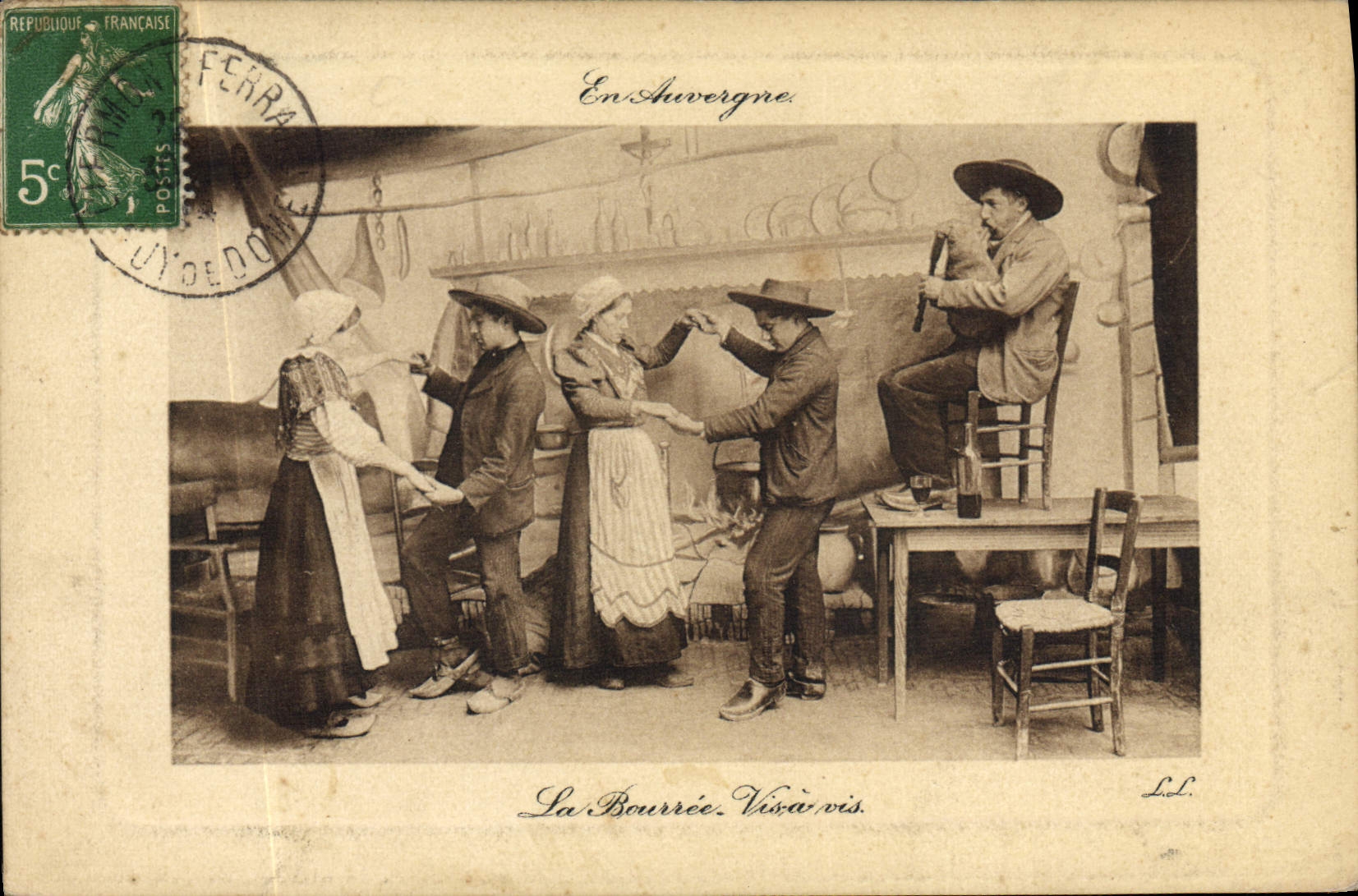 CPA Folklore Auvergne La bourree Vis a vis