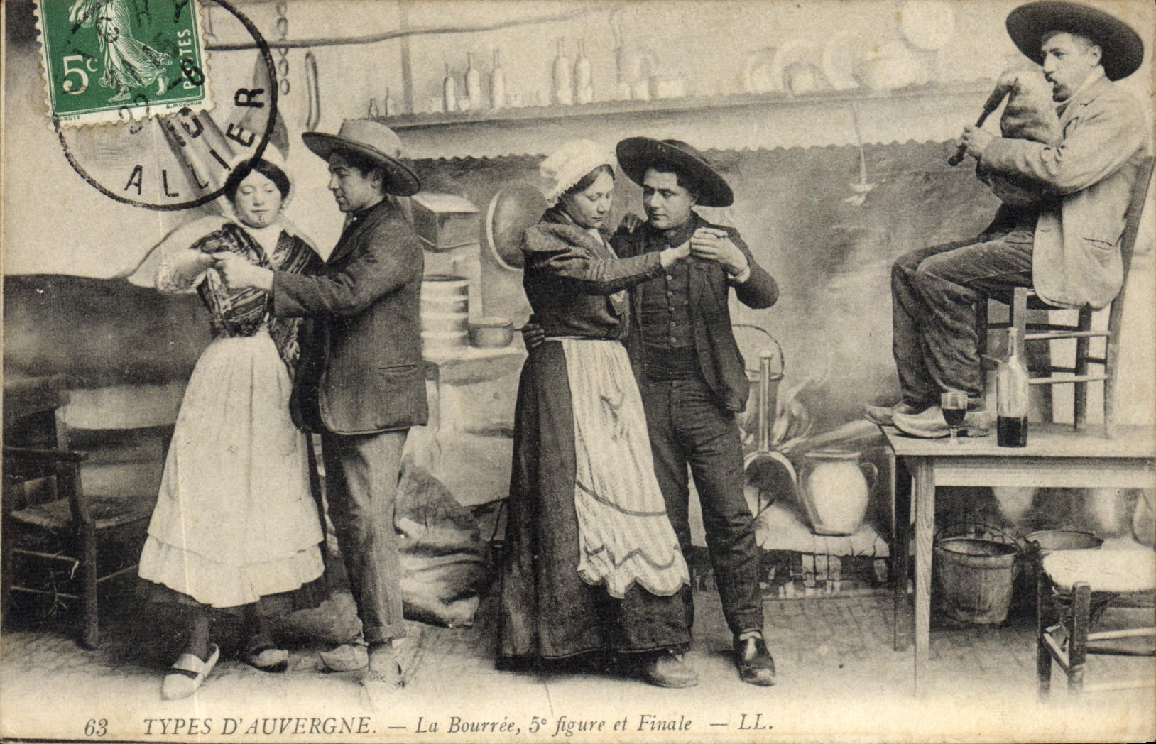 CPA Folklore Auvergne la bourree