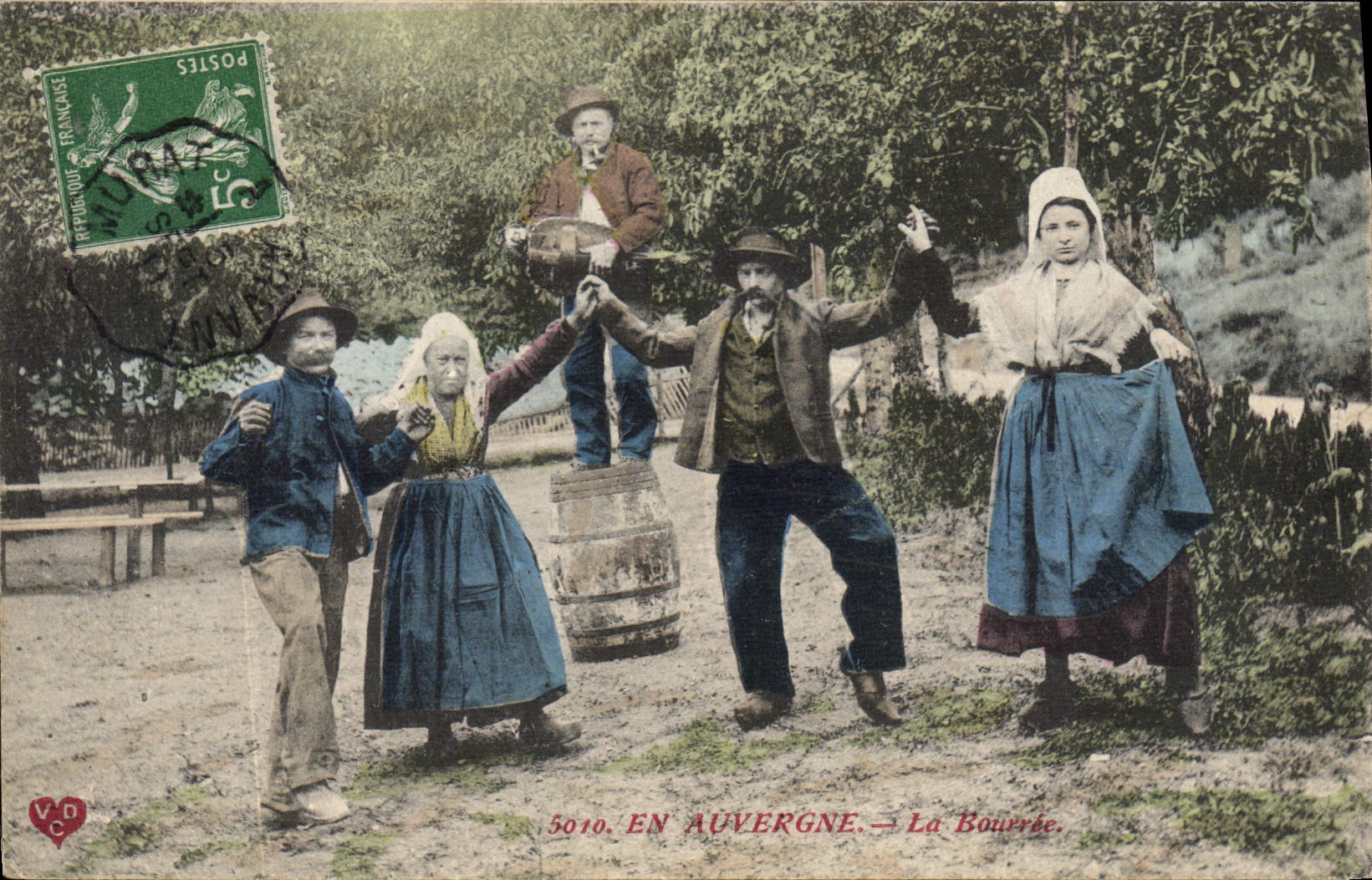 CPA Folklore Auvergne La bourree