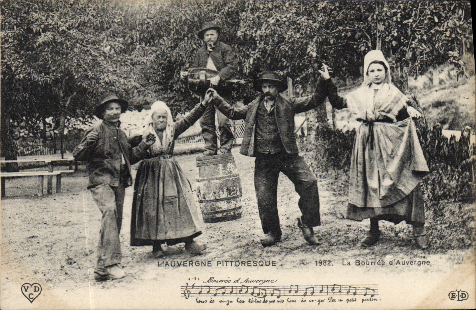 CPA Folklore Auvergne La bourree
