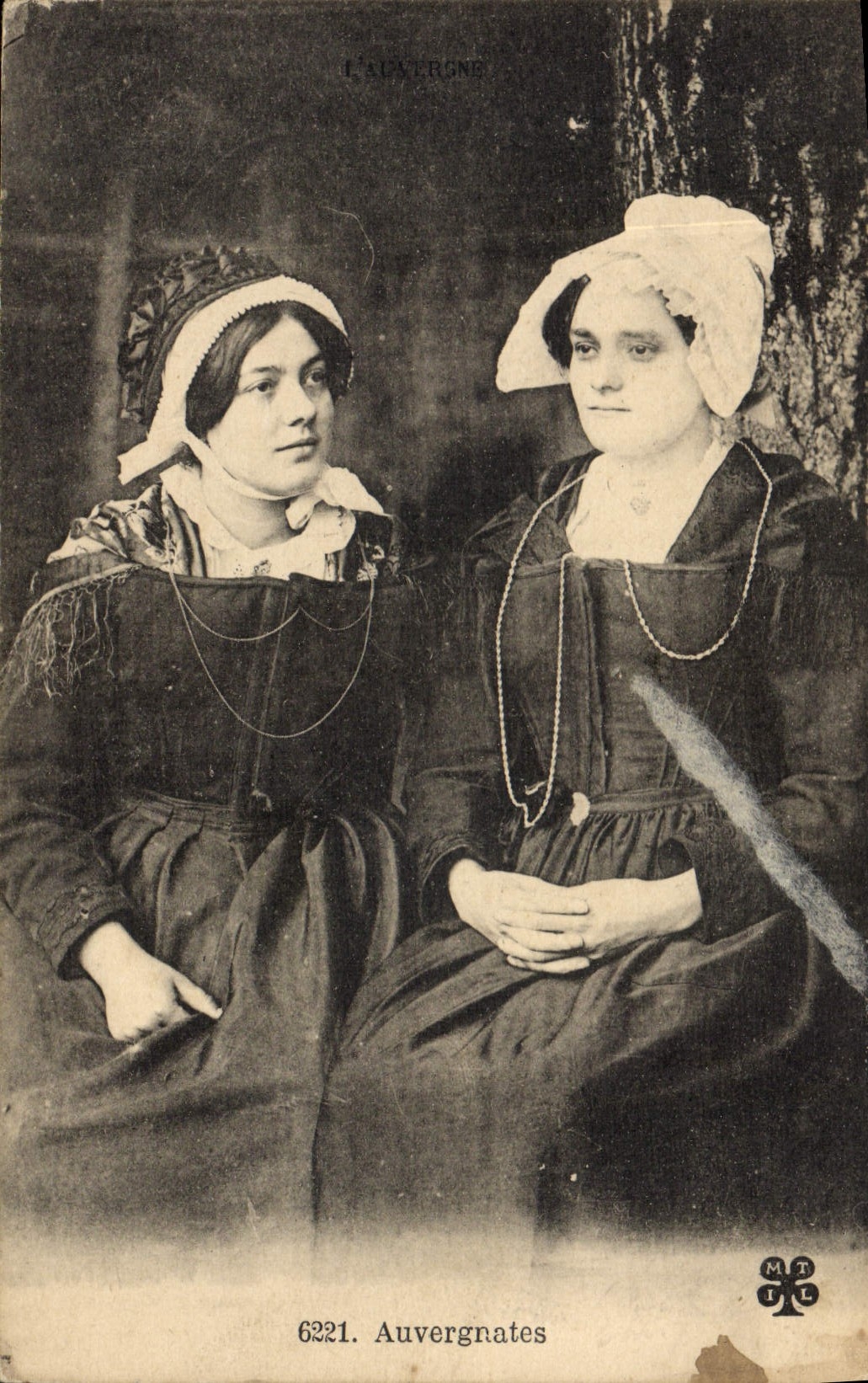 CPA Folklore Auvergne Auvergnates