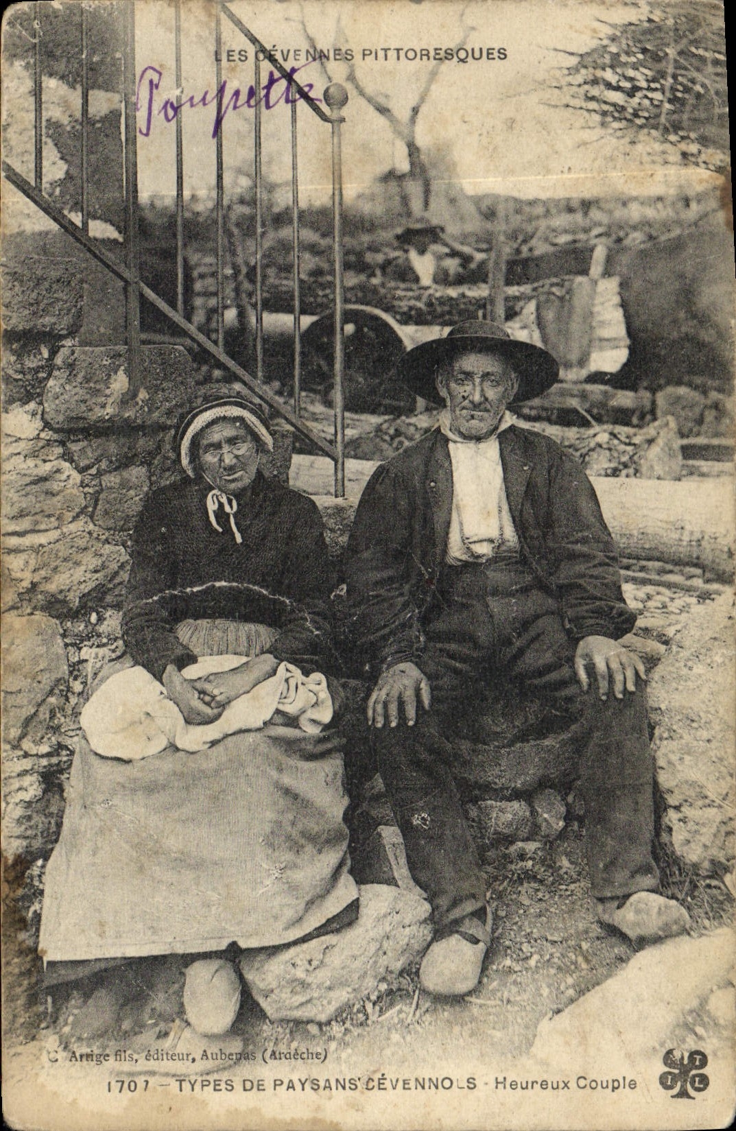 CPA Folklore Auvergne Types de paysans Heureux couple