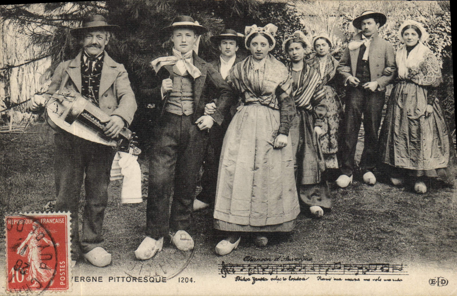 CPA Folklore Auvergne La bourree 