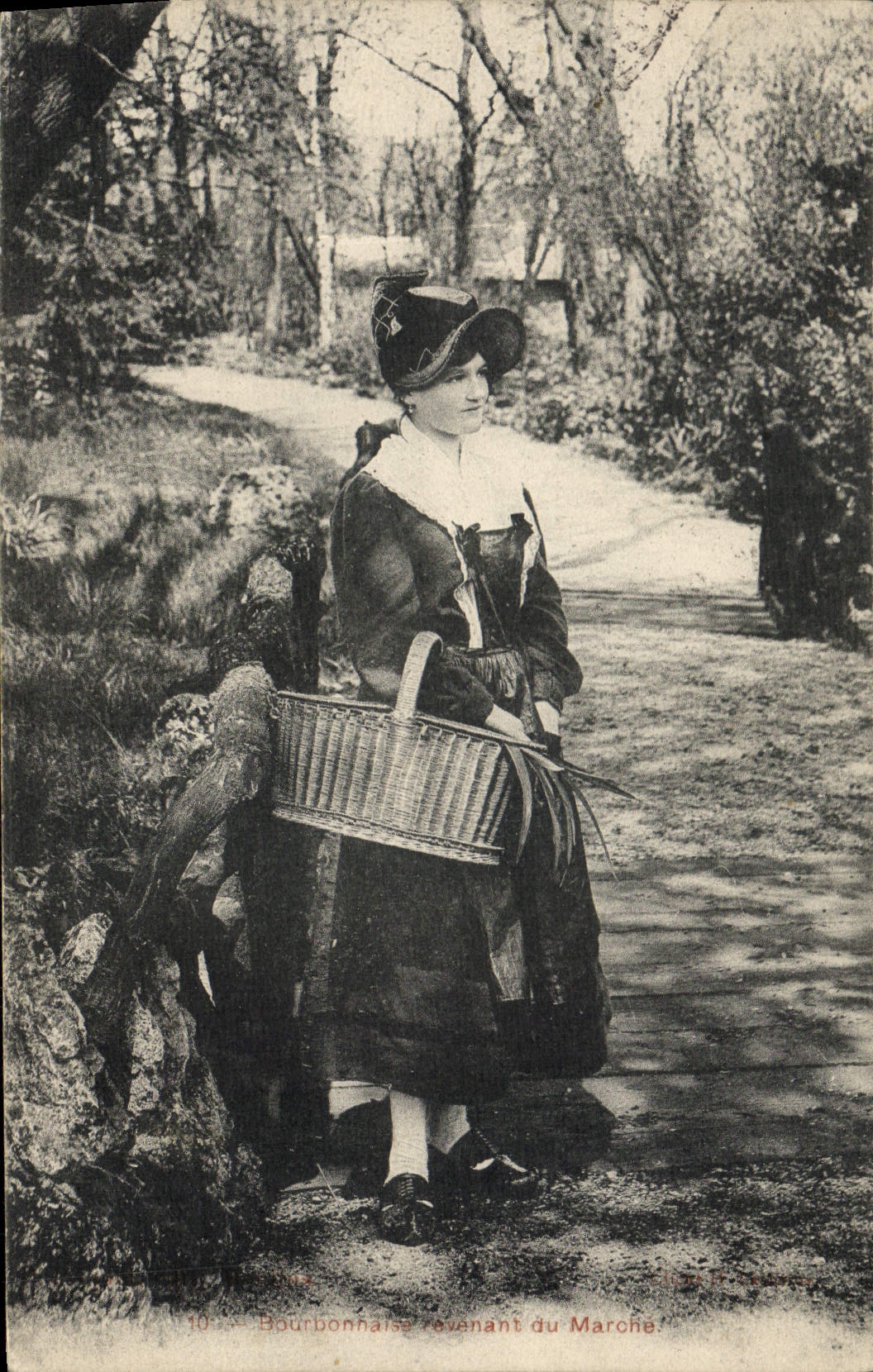 CPA Folklore Bourbonnaise revenant du marche 